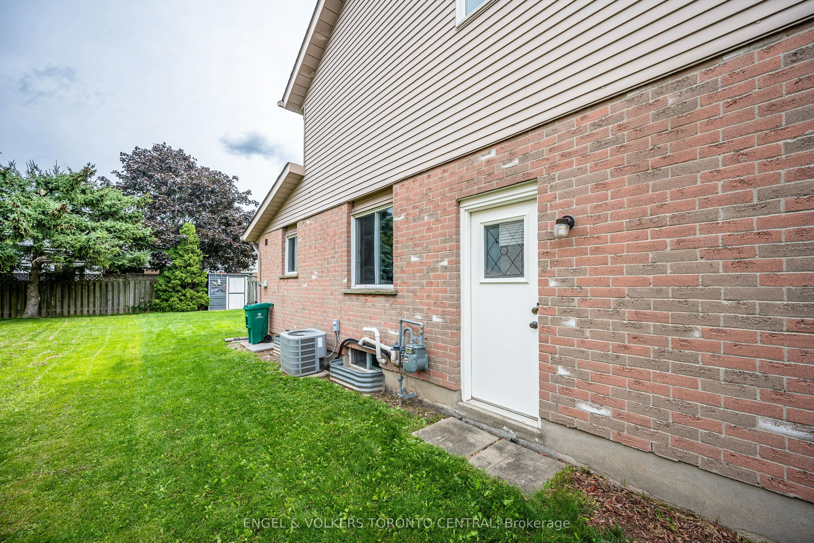 601 Pinerow Crescent