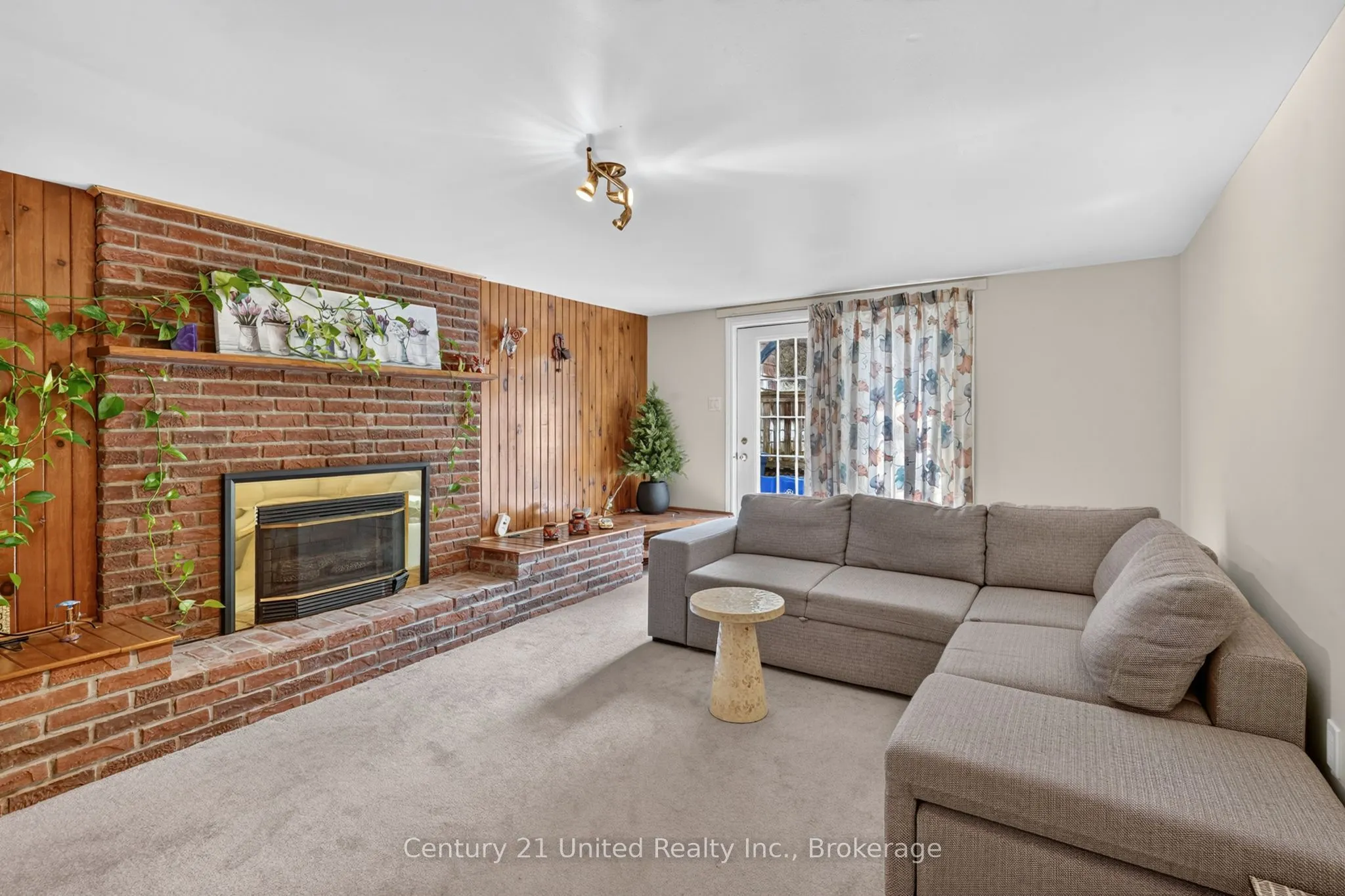 1696 Applewood Crescent