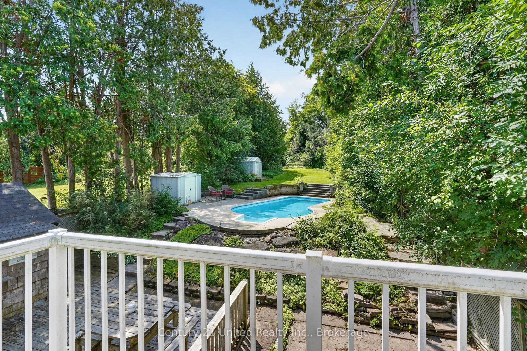 1696 Applewood Crescent