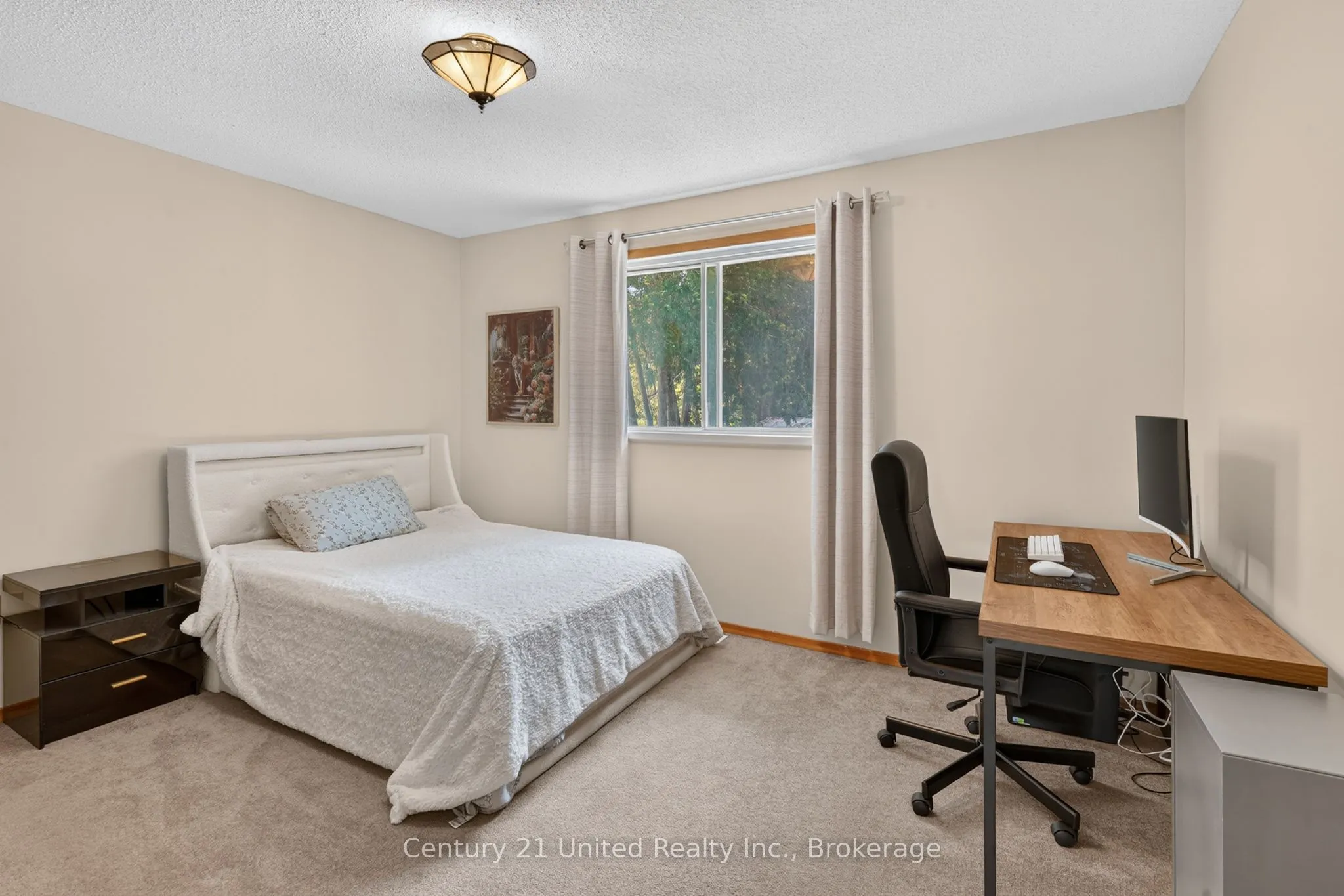 1696 Applewood Crescent