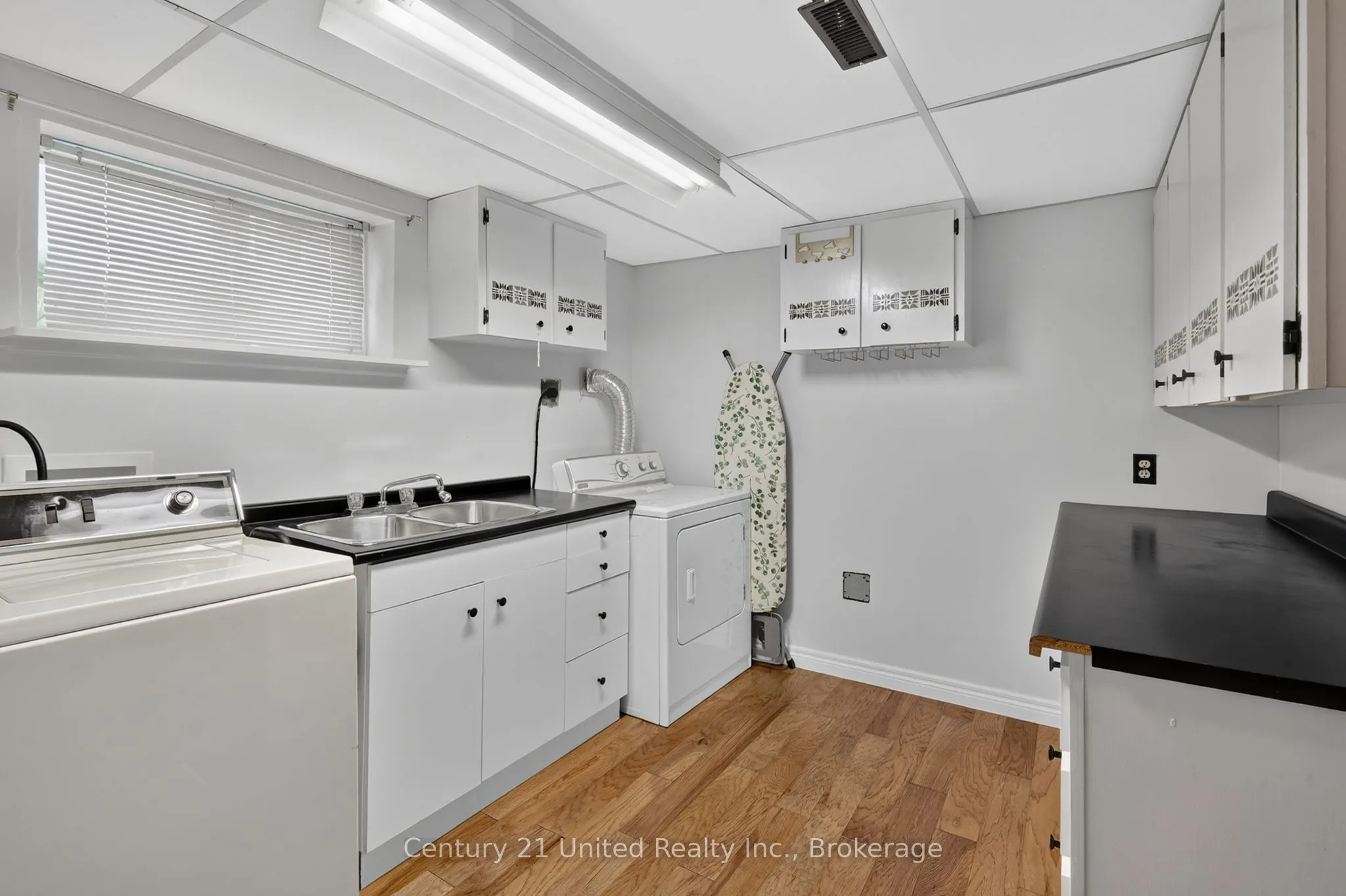 1696 Applewood Crescent