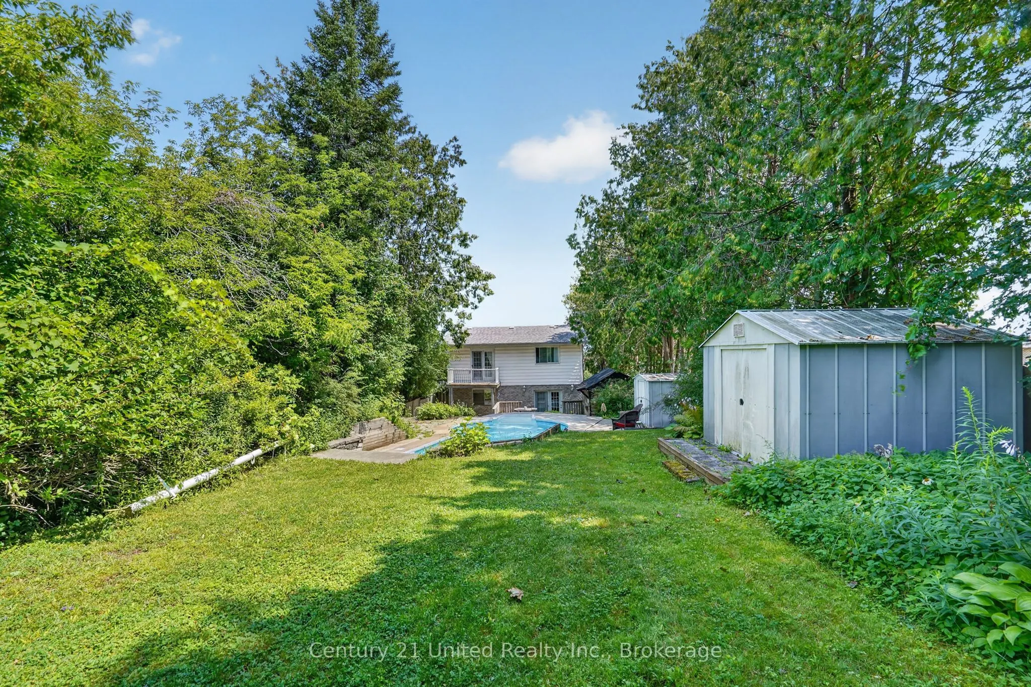 1696 Applewood Crescent