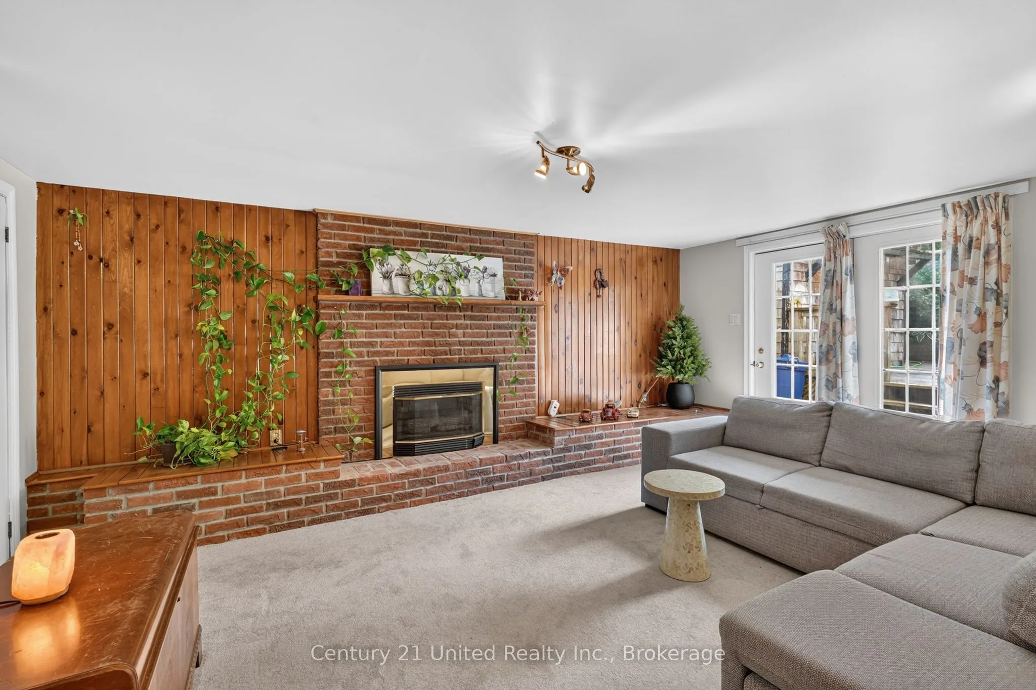 1696 Applewood Crescent