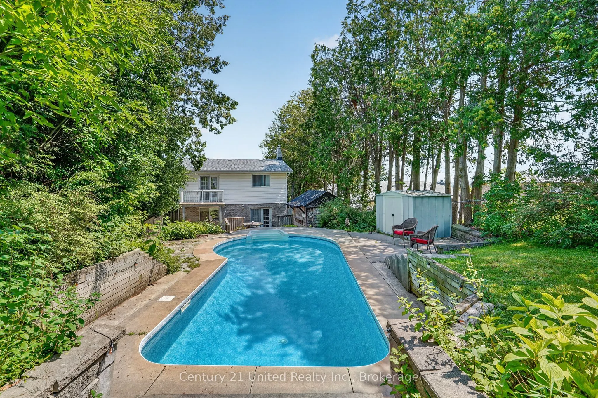 1696 Applewood Crescent