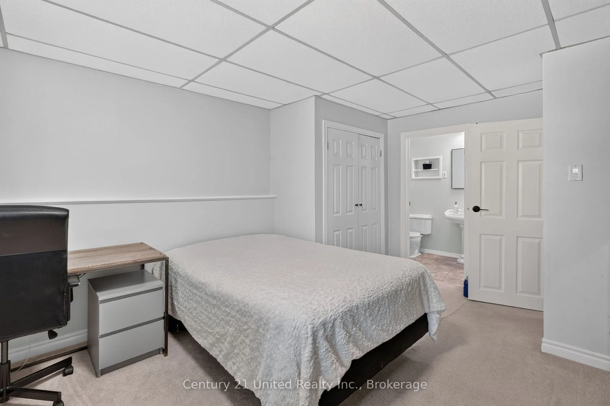 1696 Applewood Crescent