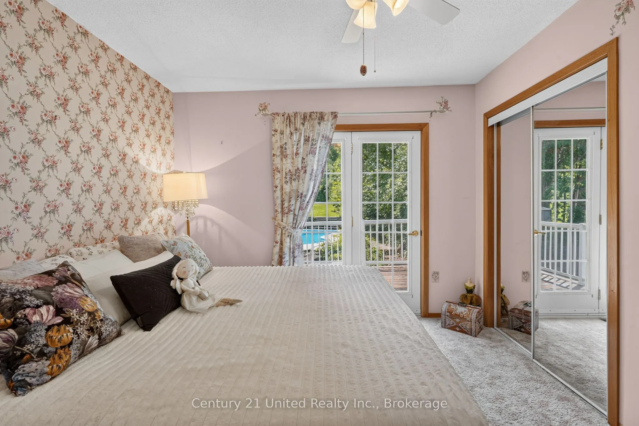 1696 Applewood Crescent