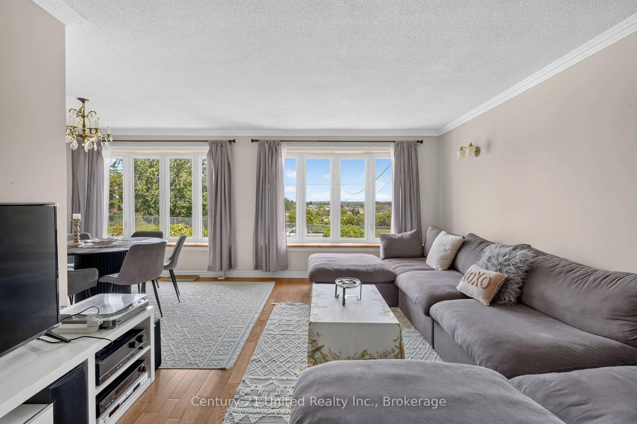 1696 Applewood Crescent