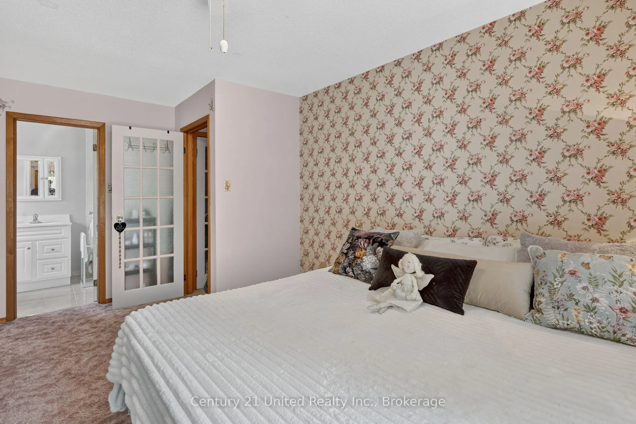 1696 Applewood Crescent