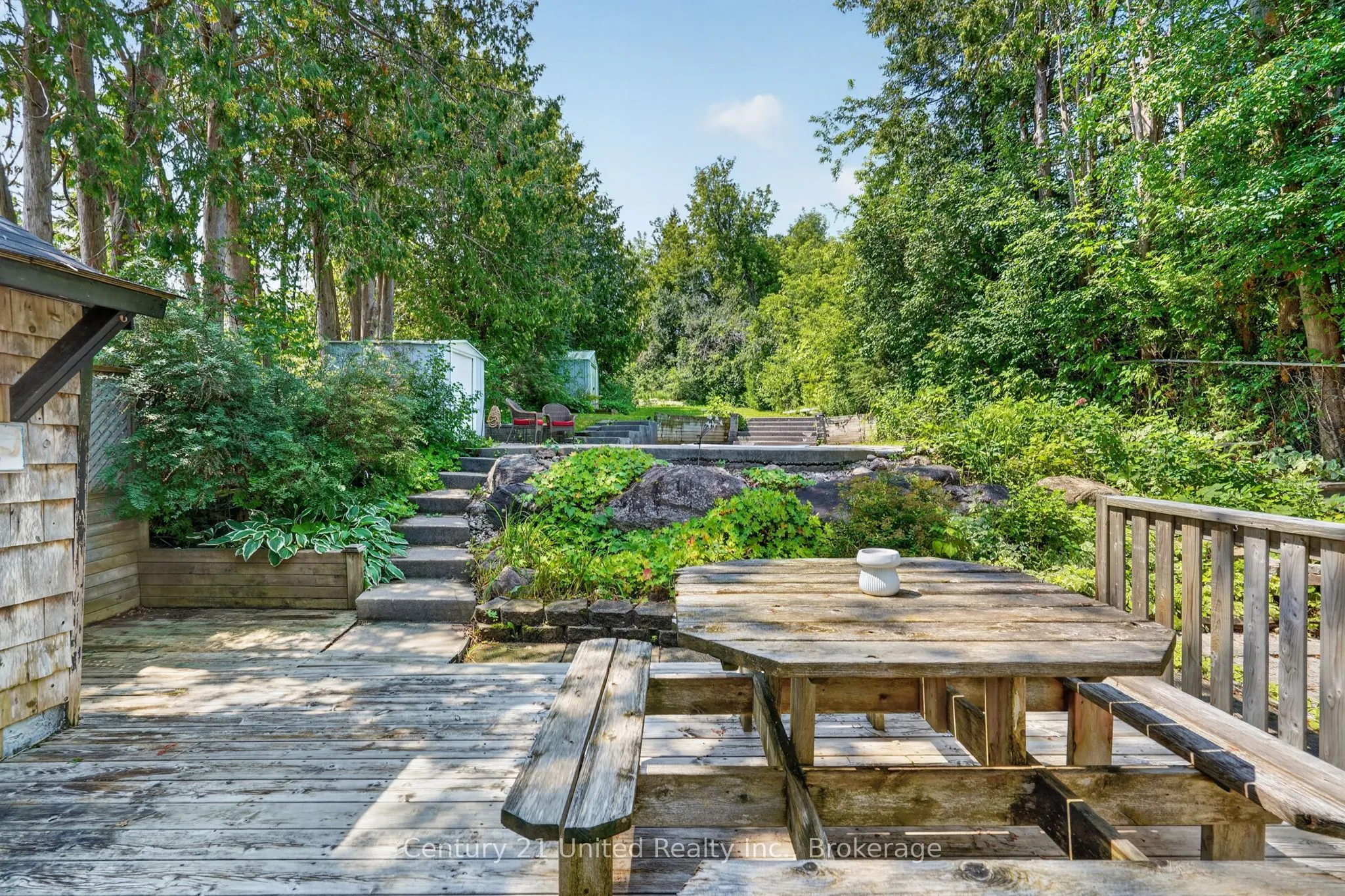 1696 Applewood Crescent