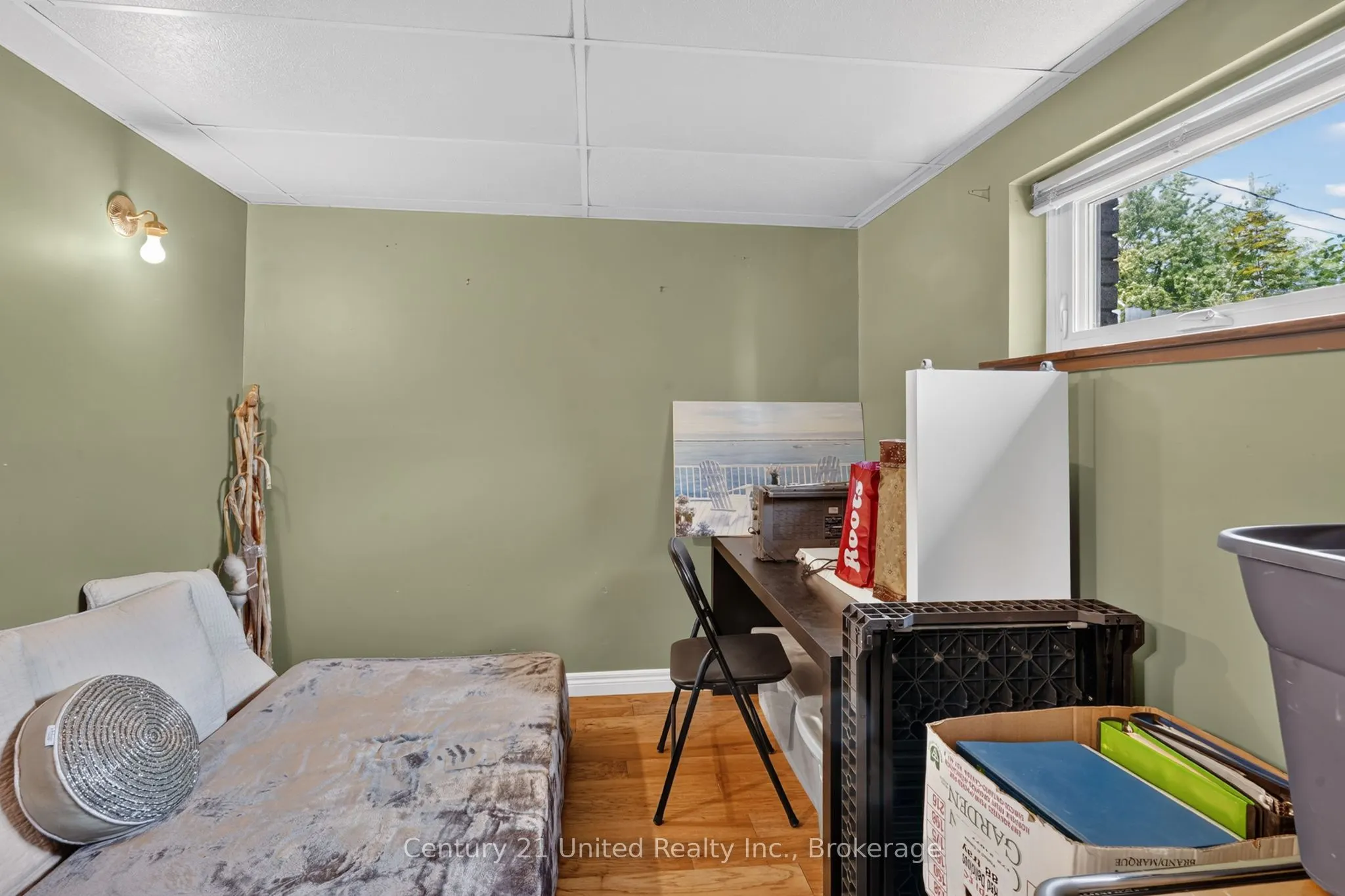 1696 Applewood Crescent