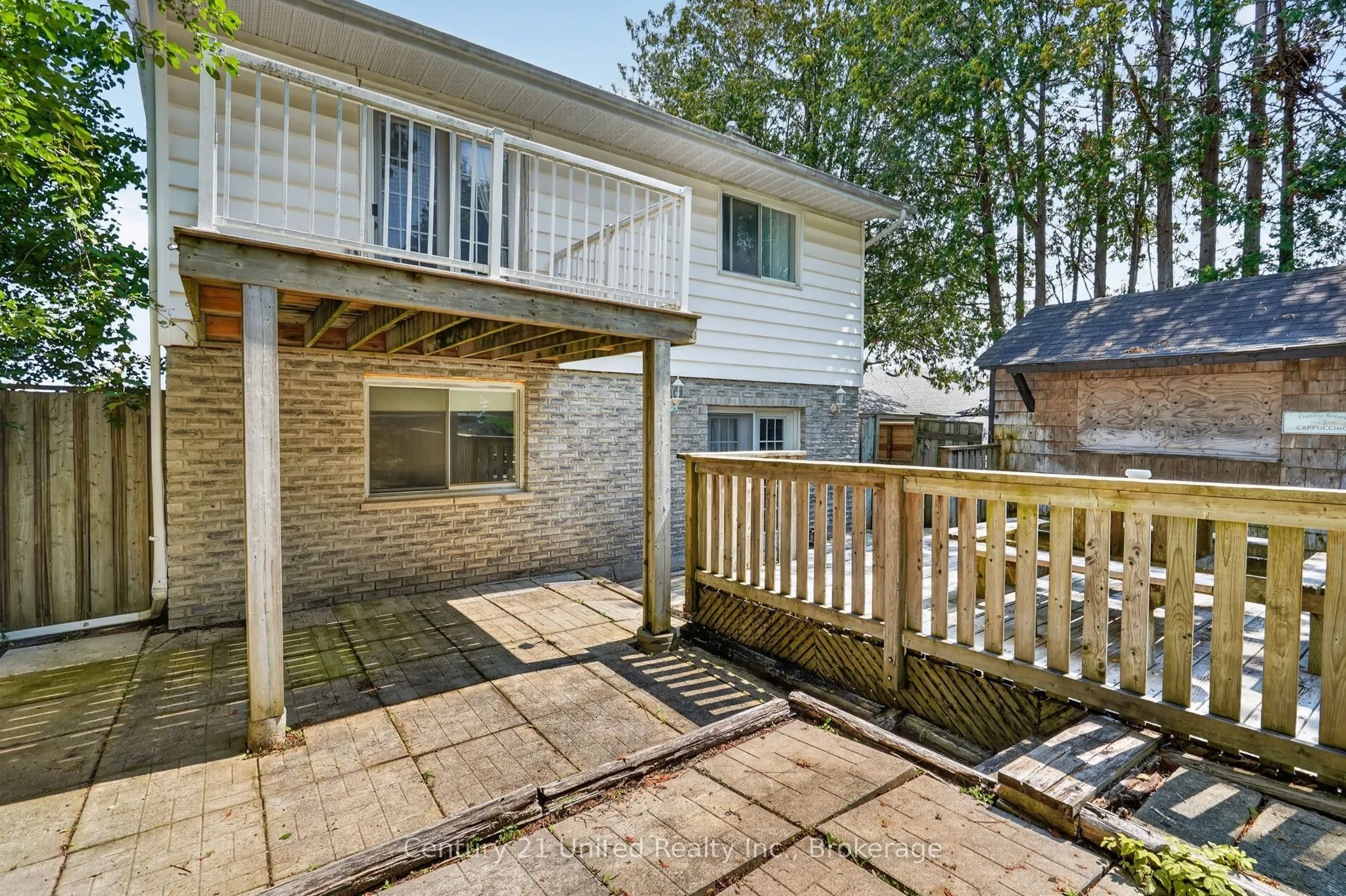 1696 Applewood Crescent