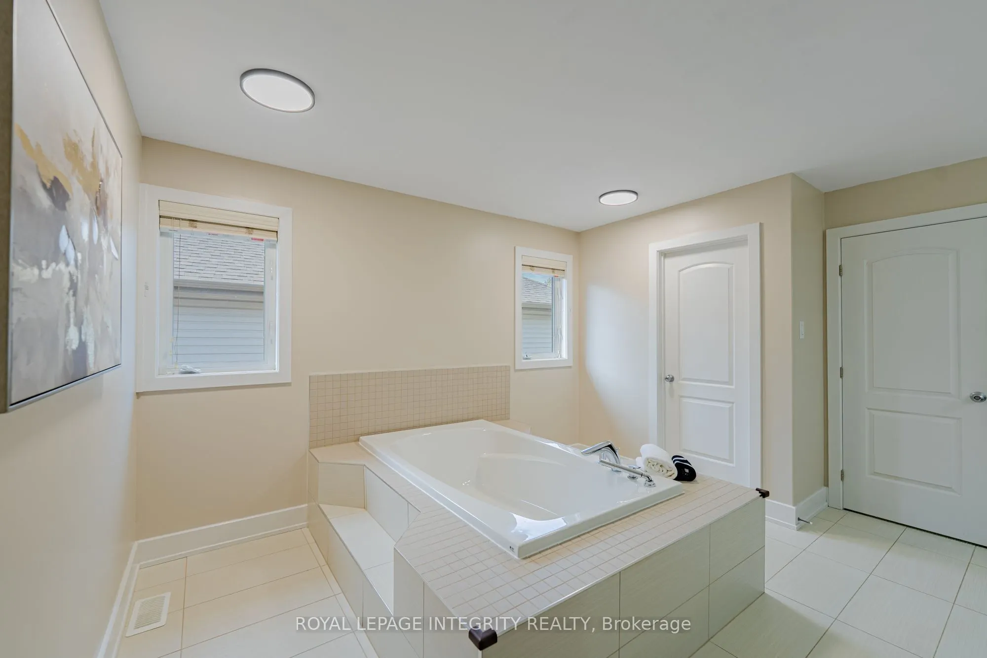 176 ESCARPMENT Crescent