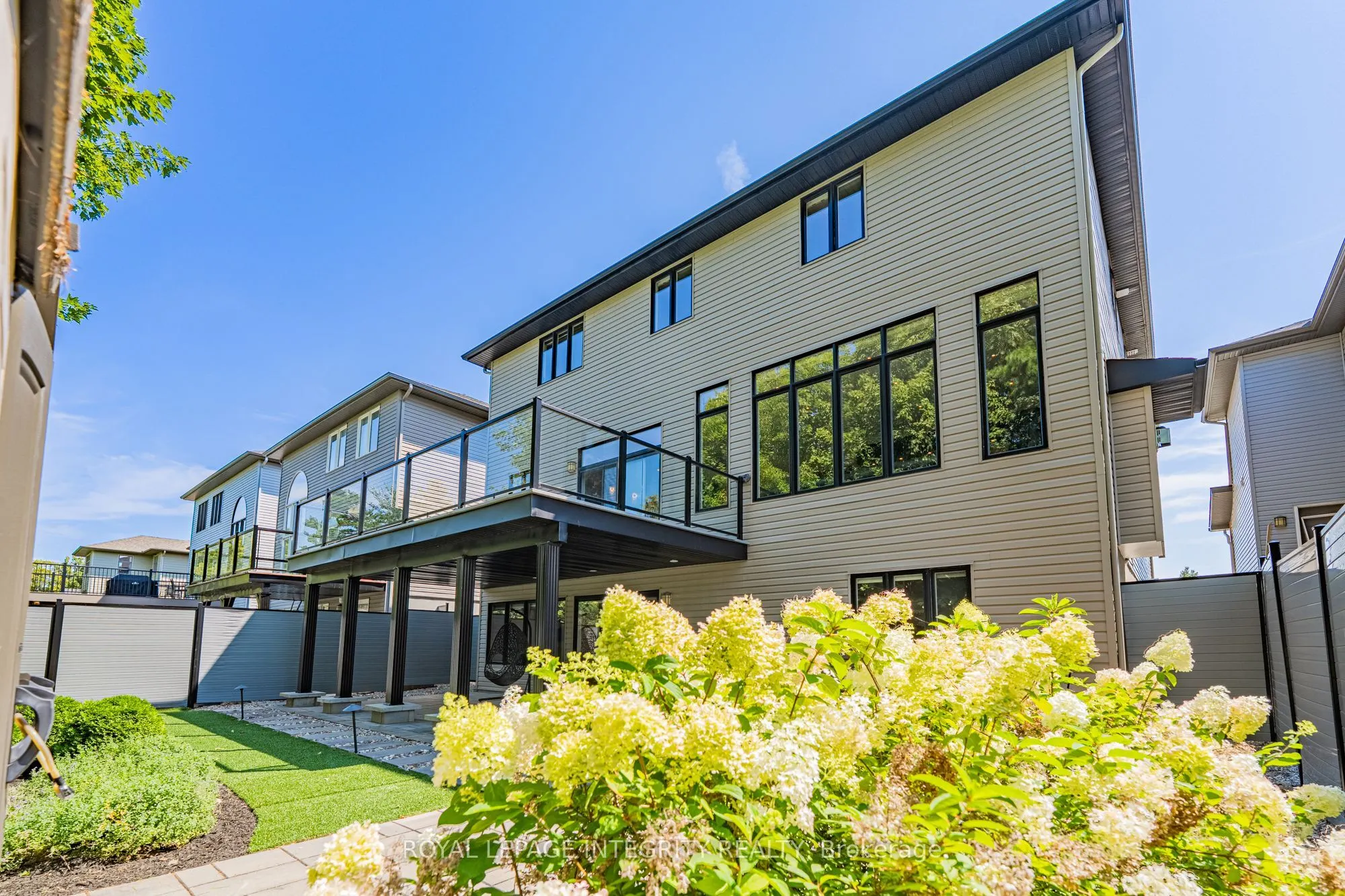 176 ESCARPMENT Crescent