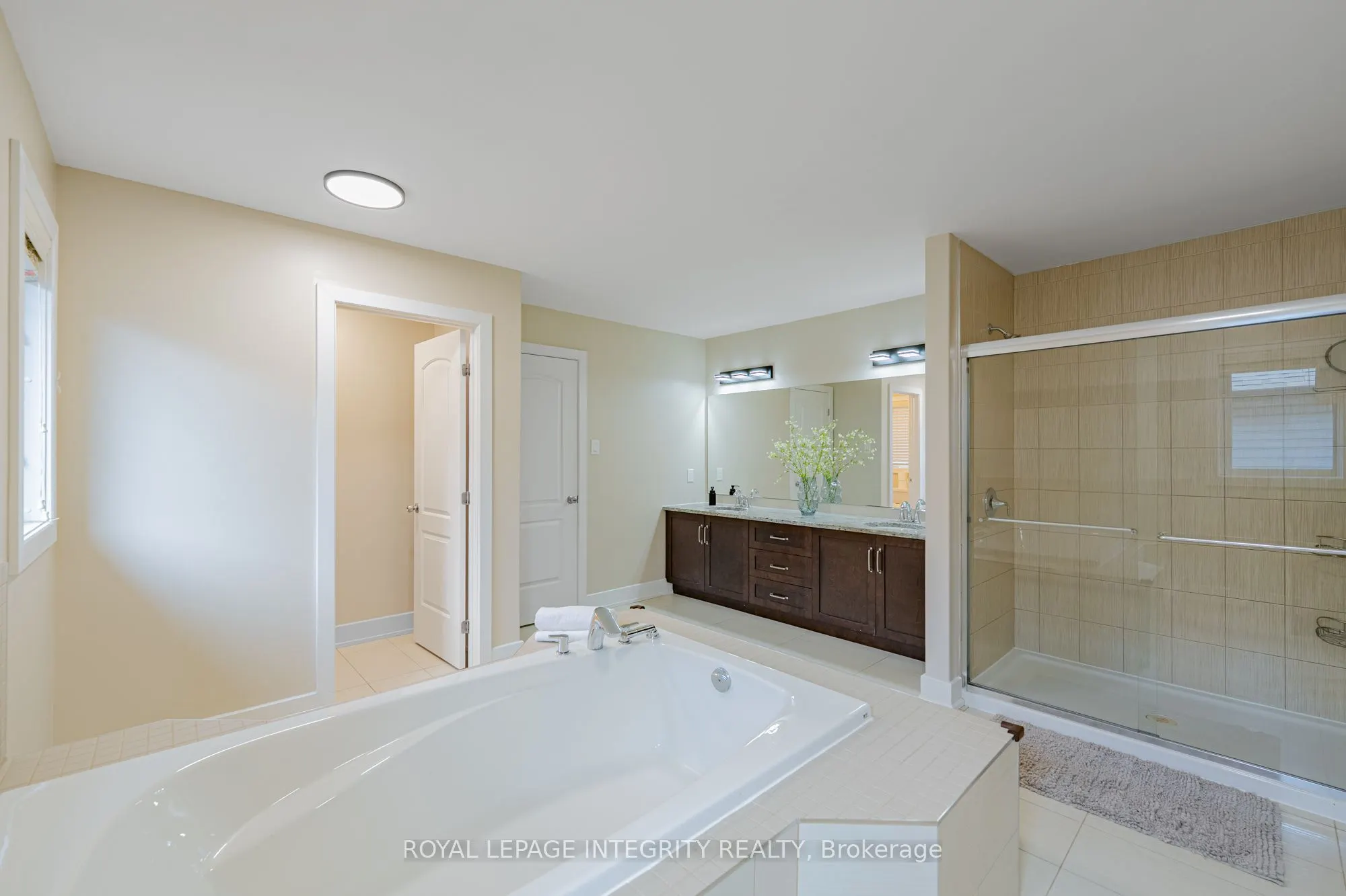 176 ESCARPMENT Crescent