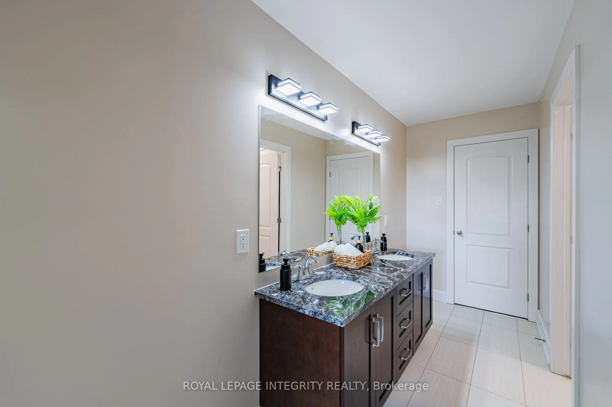 176 ESCARPMENT Crescent