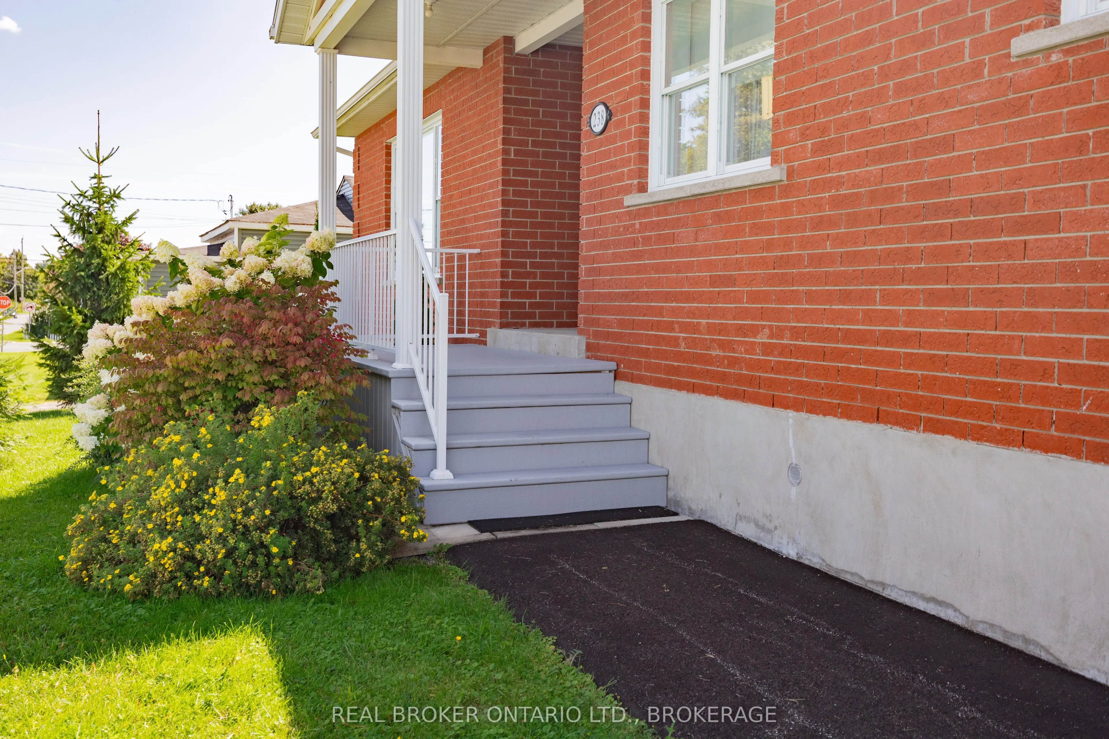 238 Bishop Street S
