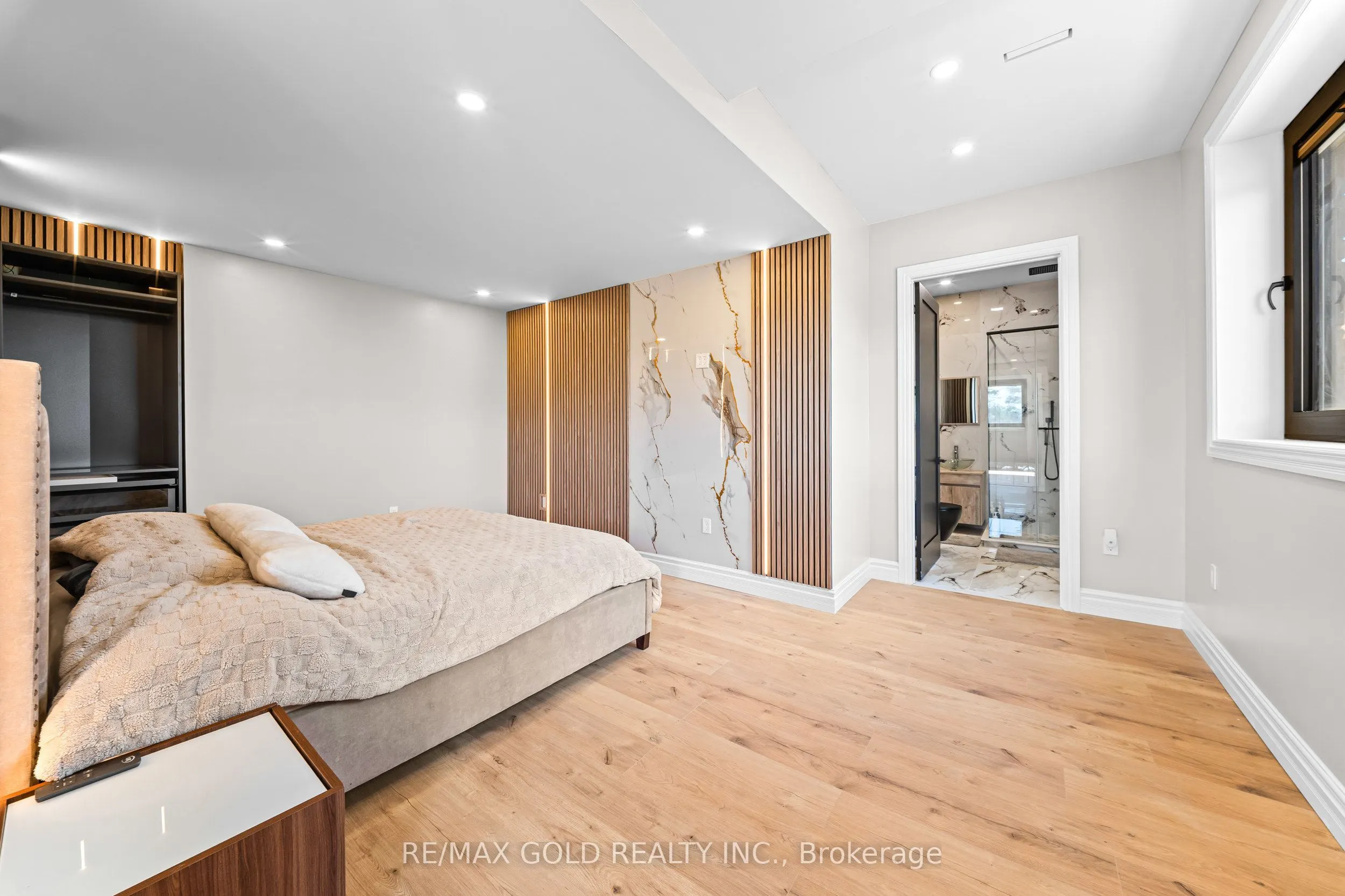 554068 Mono Amaranth Townline