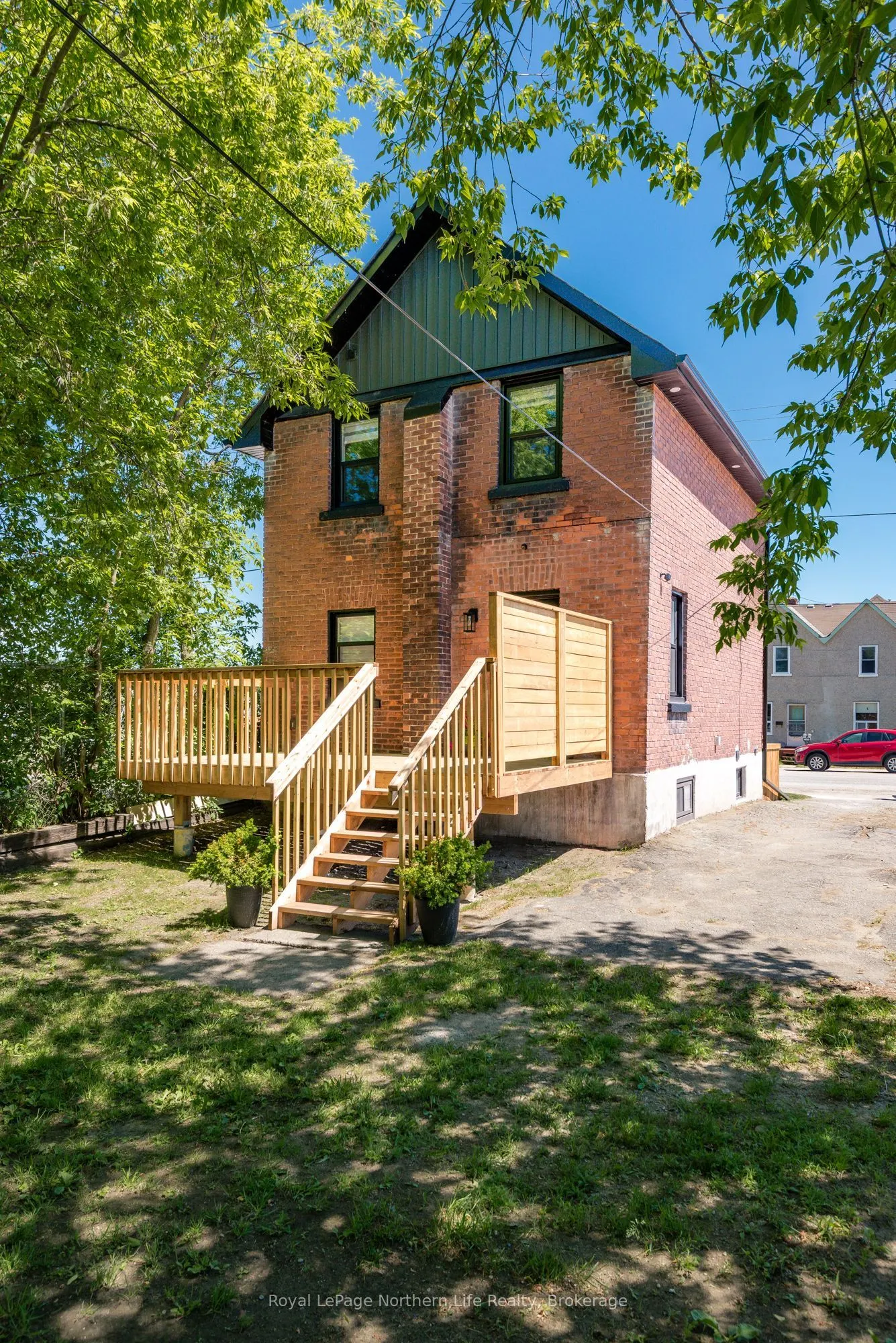 253 Second Avenue W