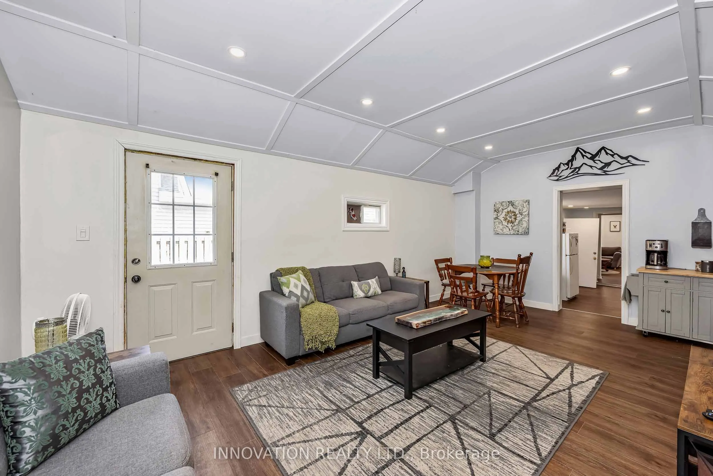 58 Russell Street N
