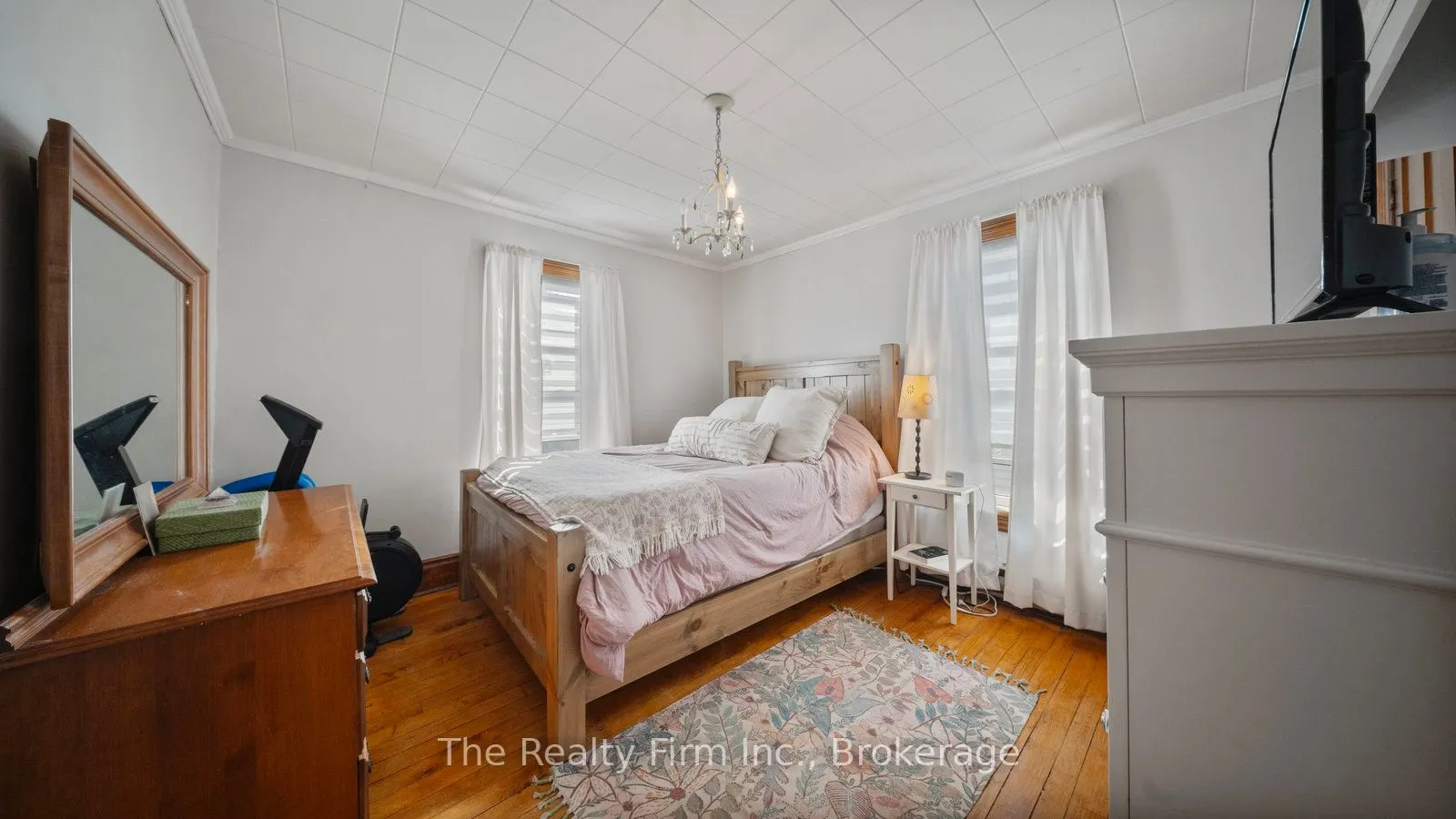 94 Woodstock Street N
