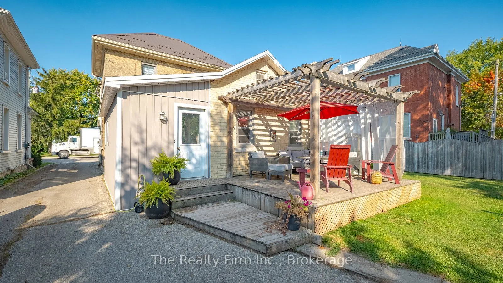 94 Woodstock Street N