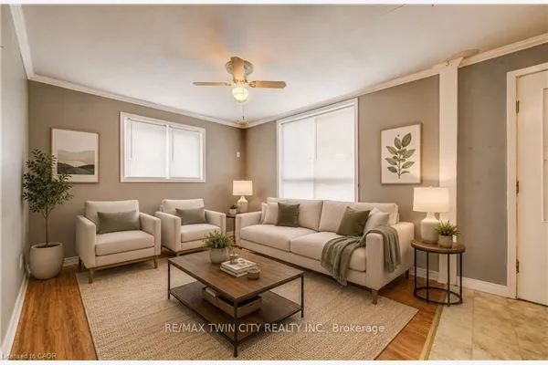 698 King Street W