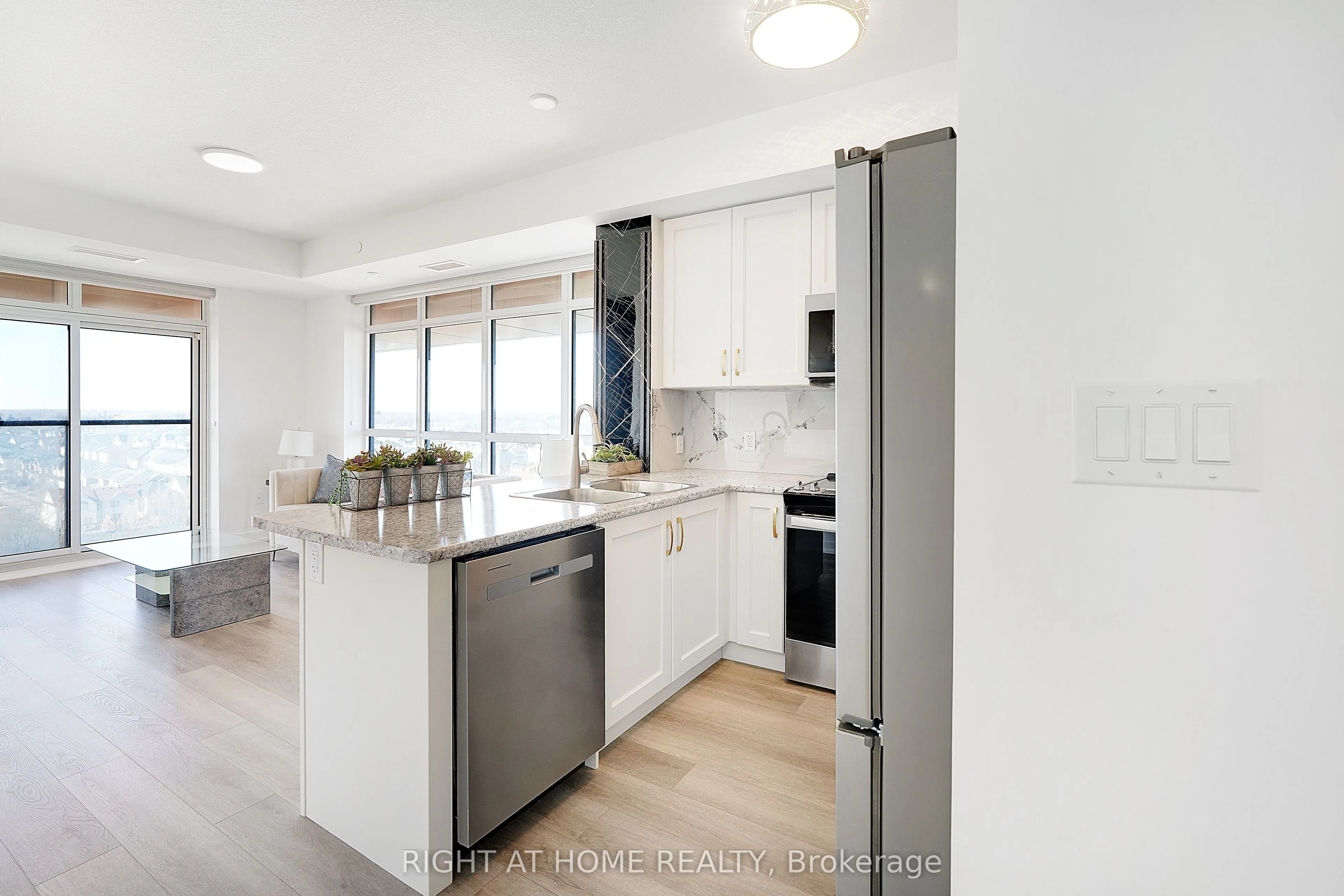 460 Dundas Street E #905