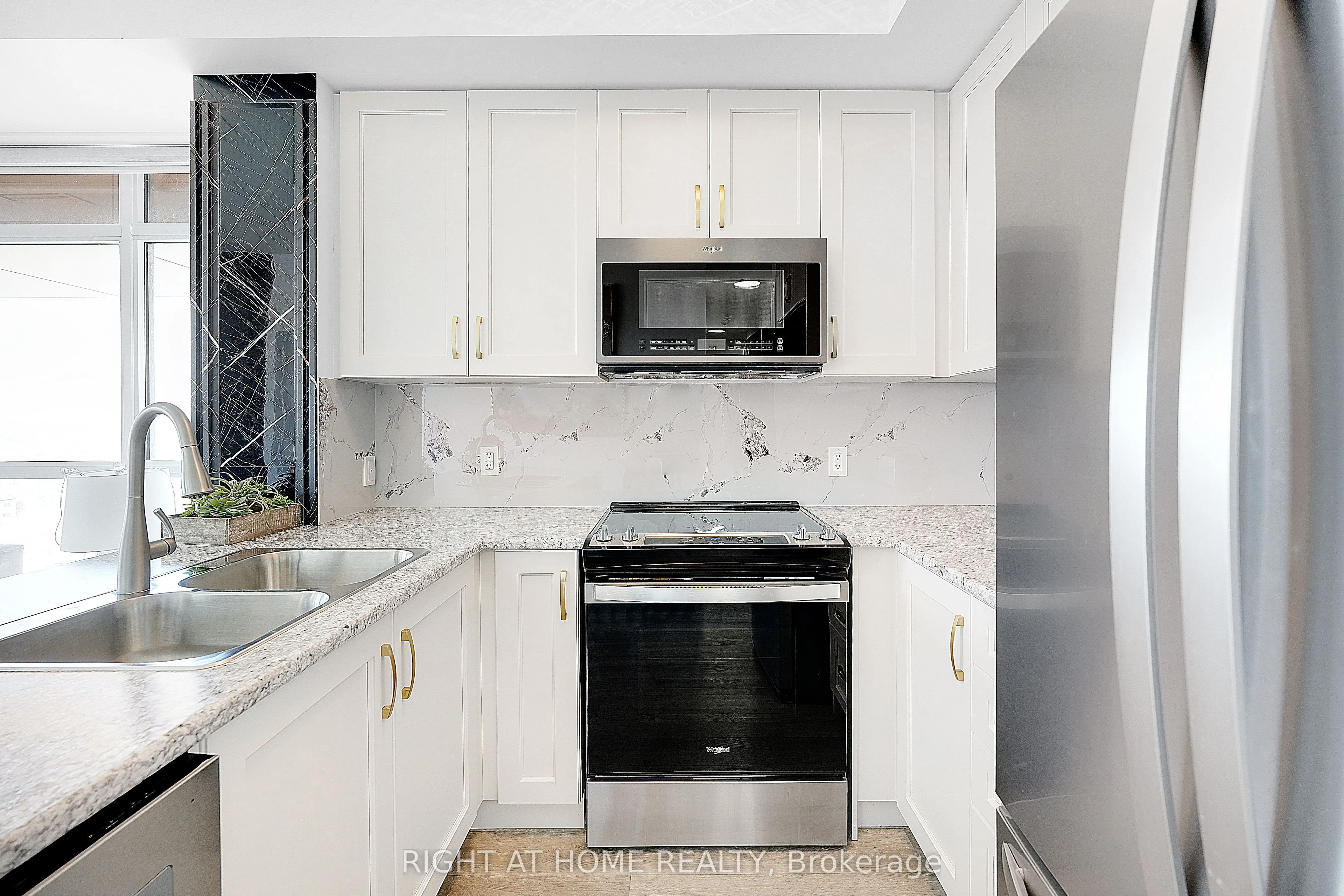460 Dundas Street E #905