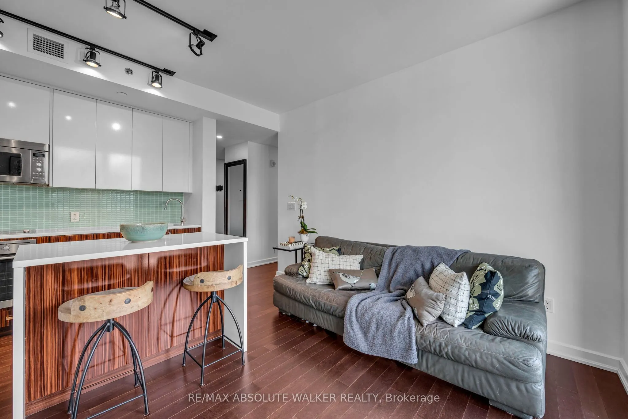 300 Lisgar Street #810