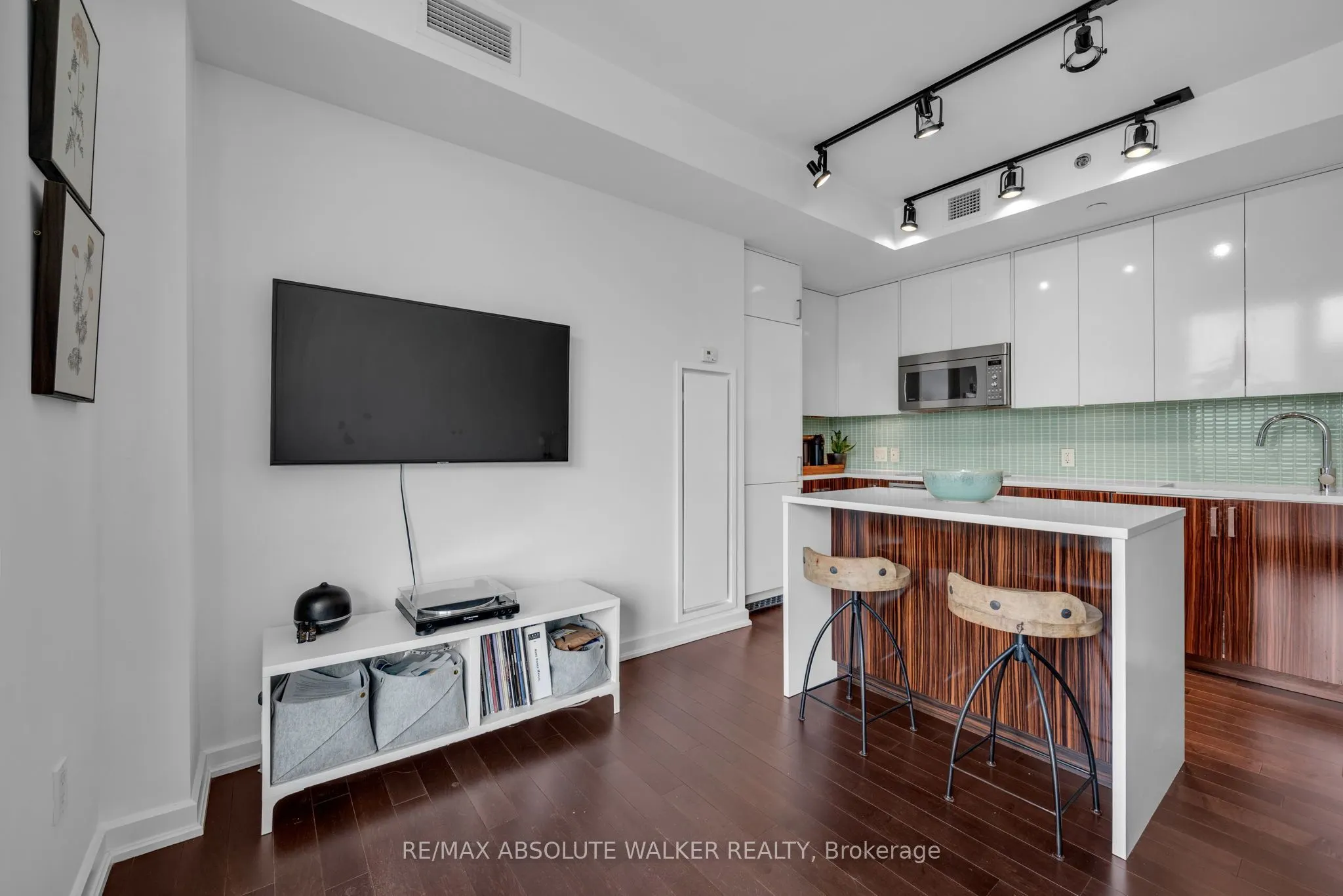 300 Lisgar Street #810