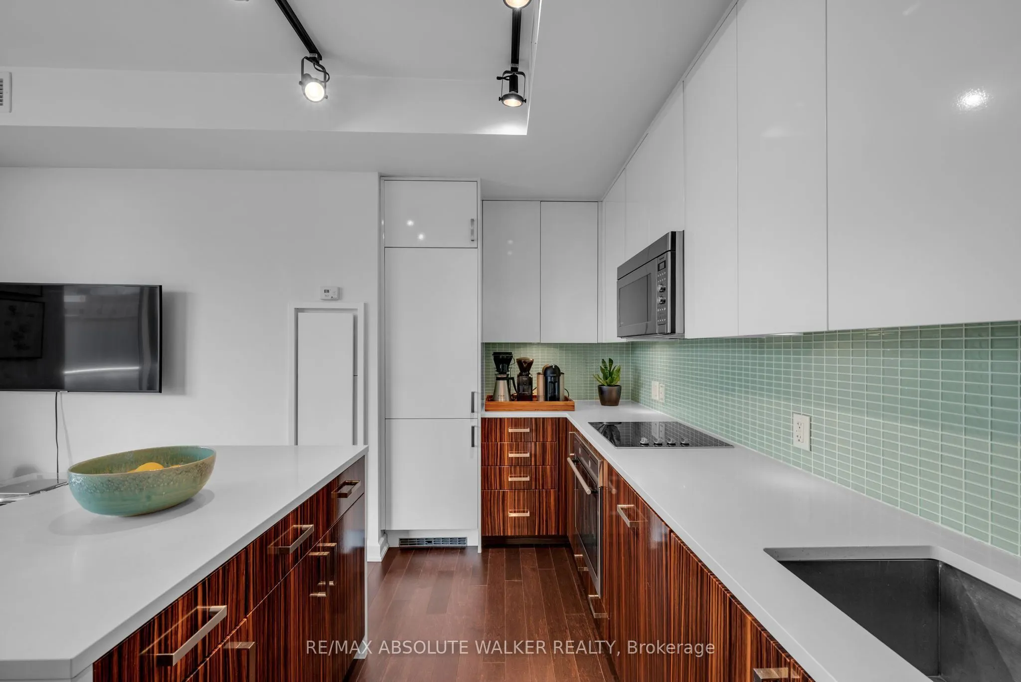 300 Lisgar Street #810