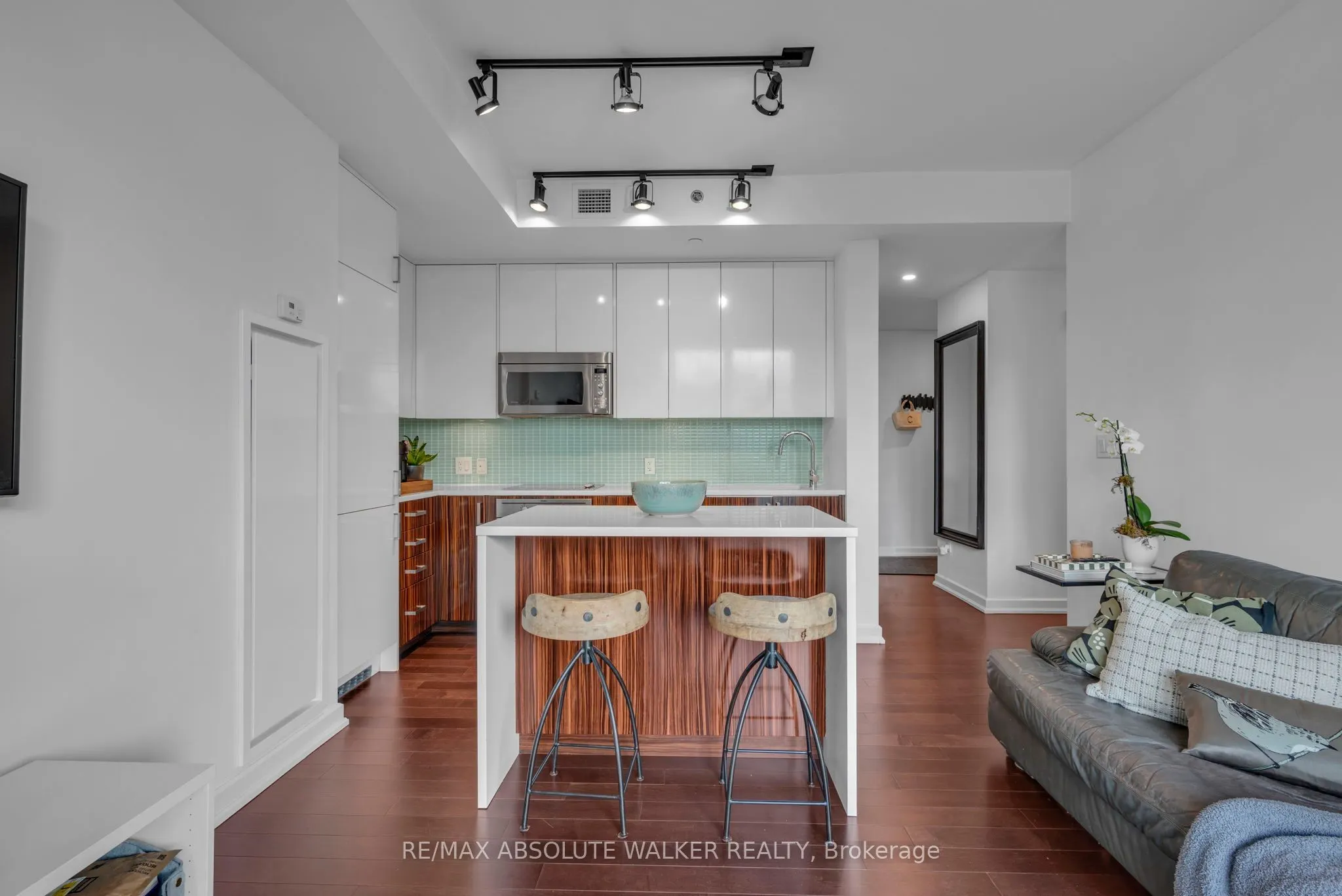 300 Lisgar Street #810