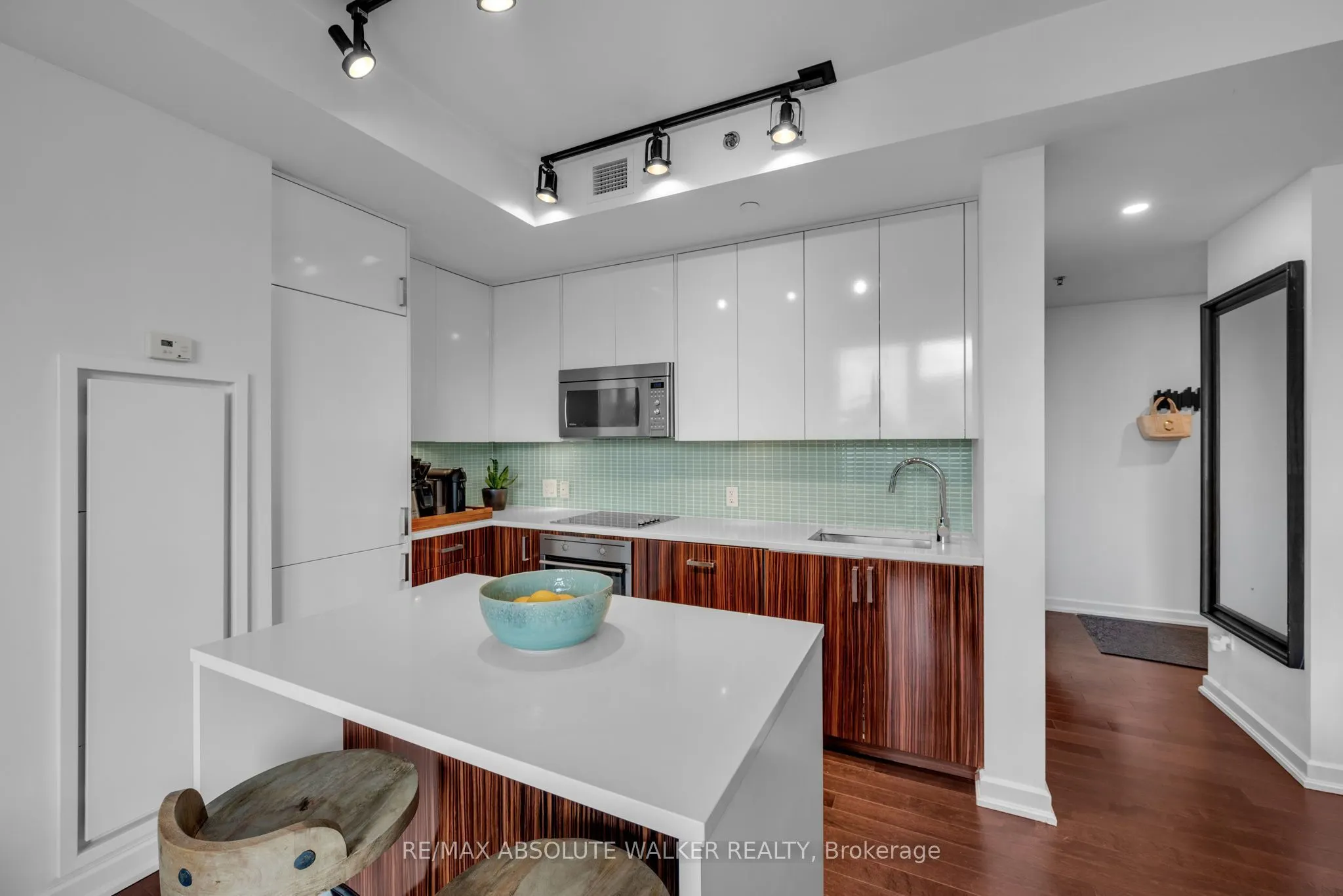 300 Lisgar Street #810
