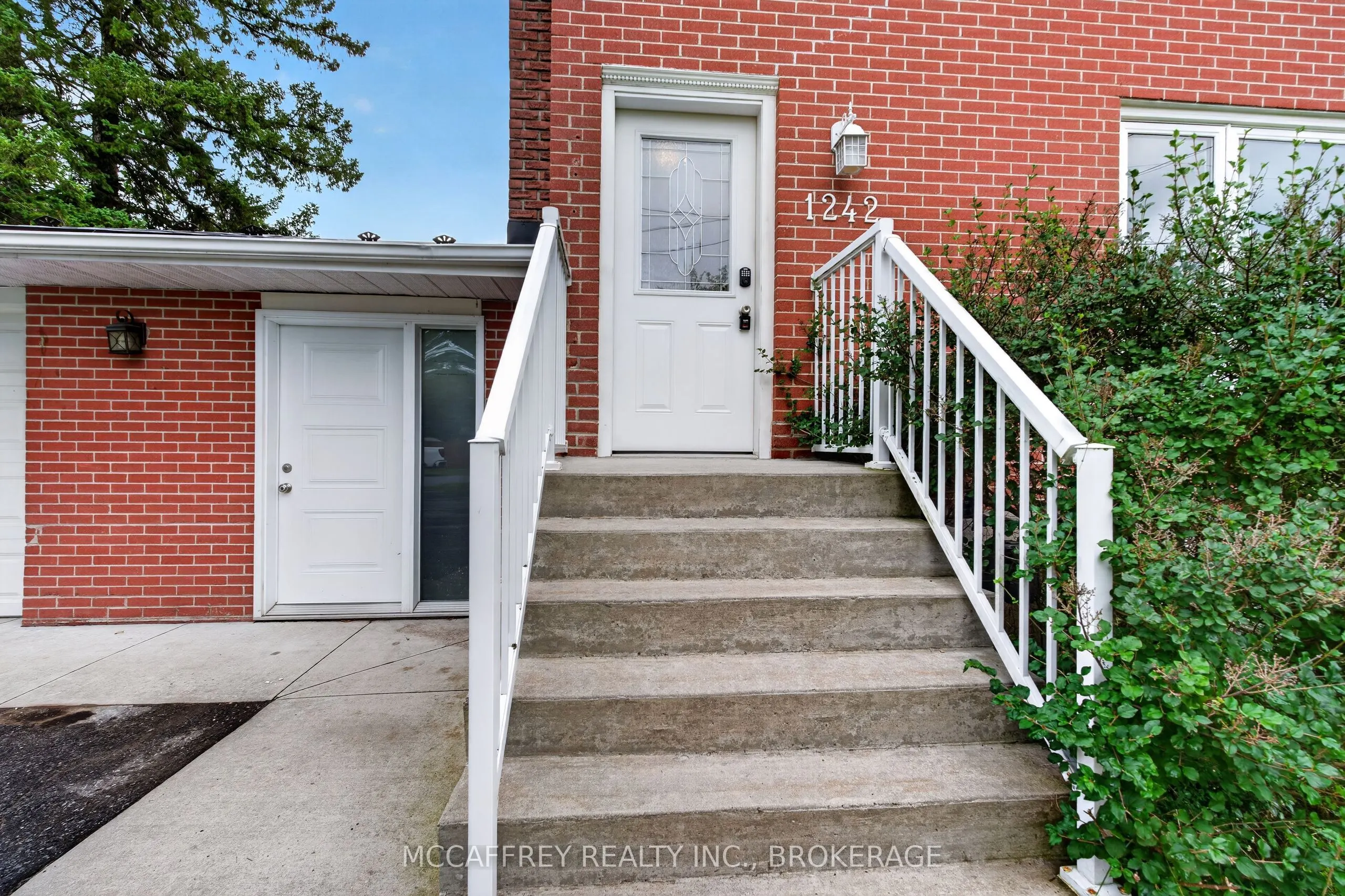 1242 Leyton Avenue