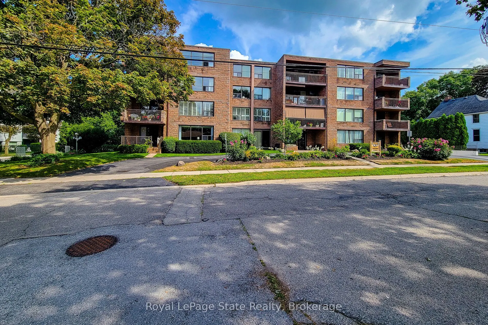 28 Robinson Street N #405