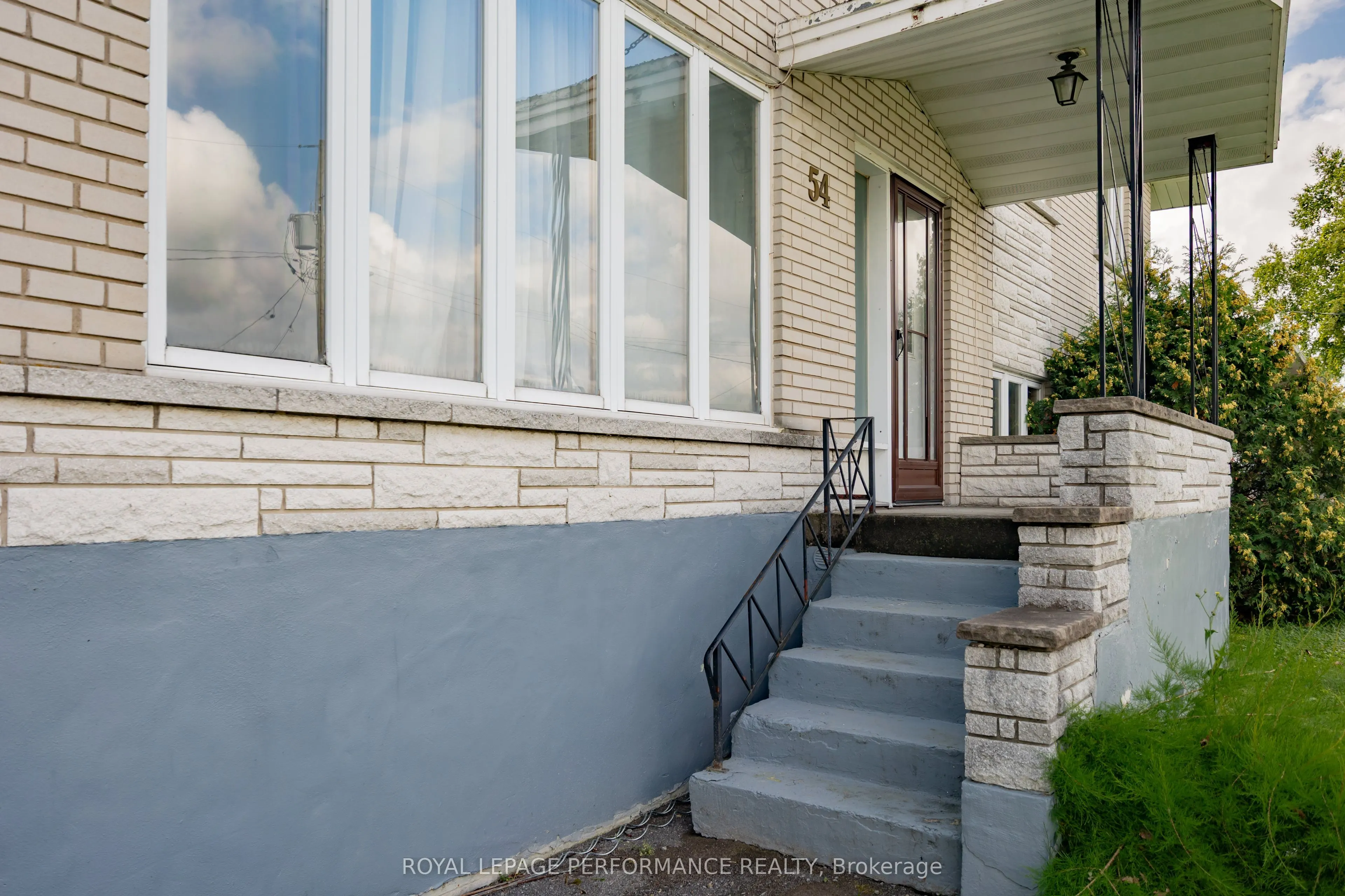 54 Victoria Street W