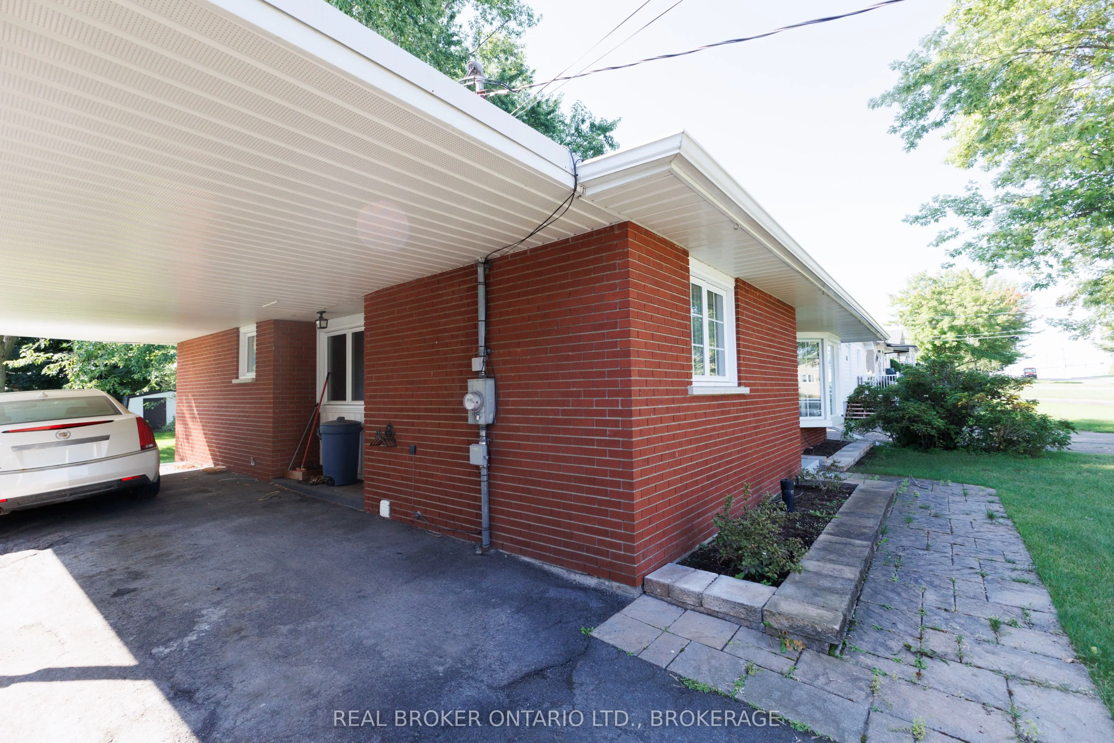 76 Kincardine Street W