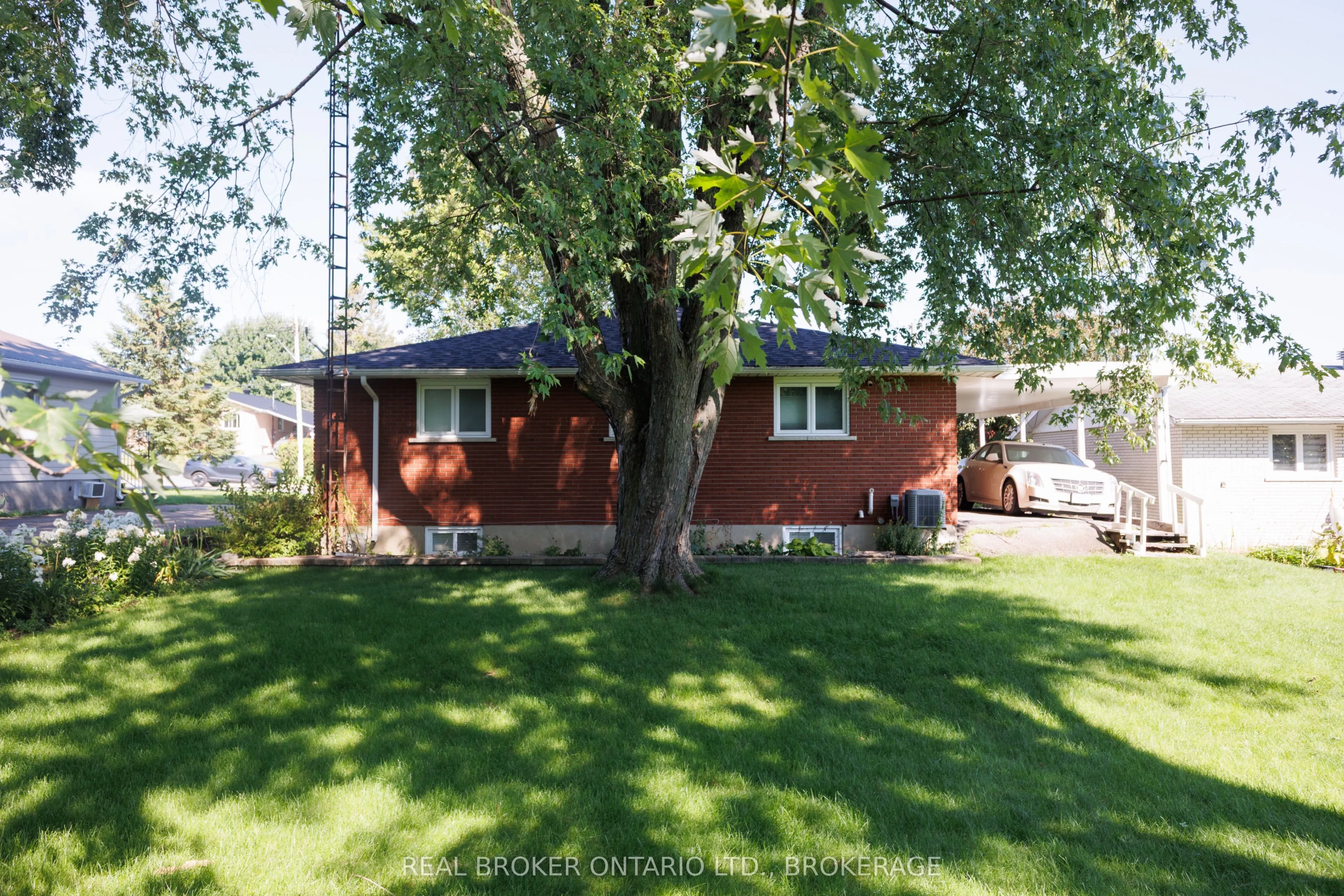 76 Kincardine Street W