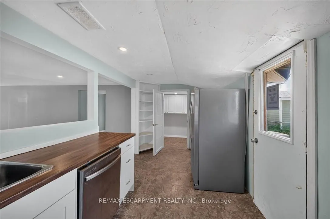 1048 LAKESHORE Road