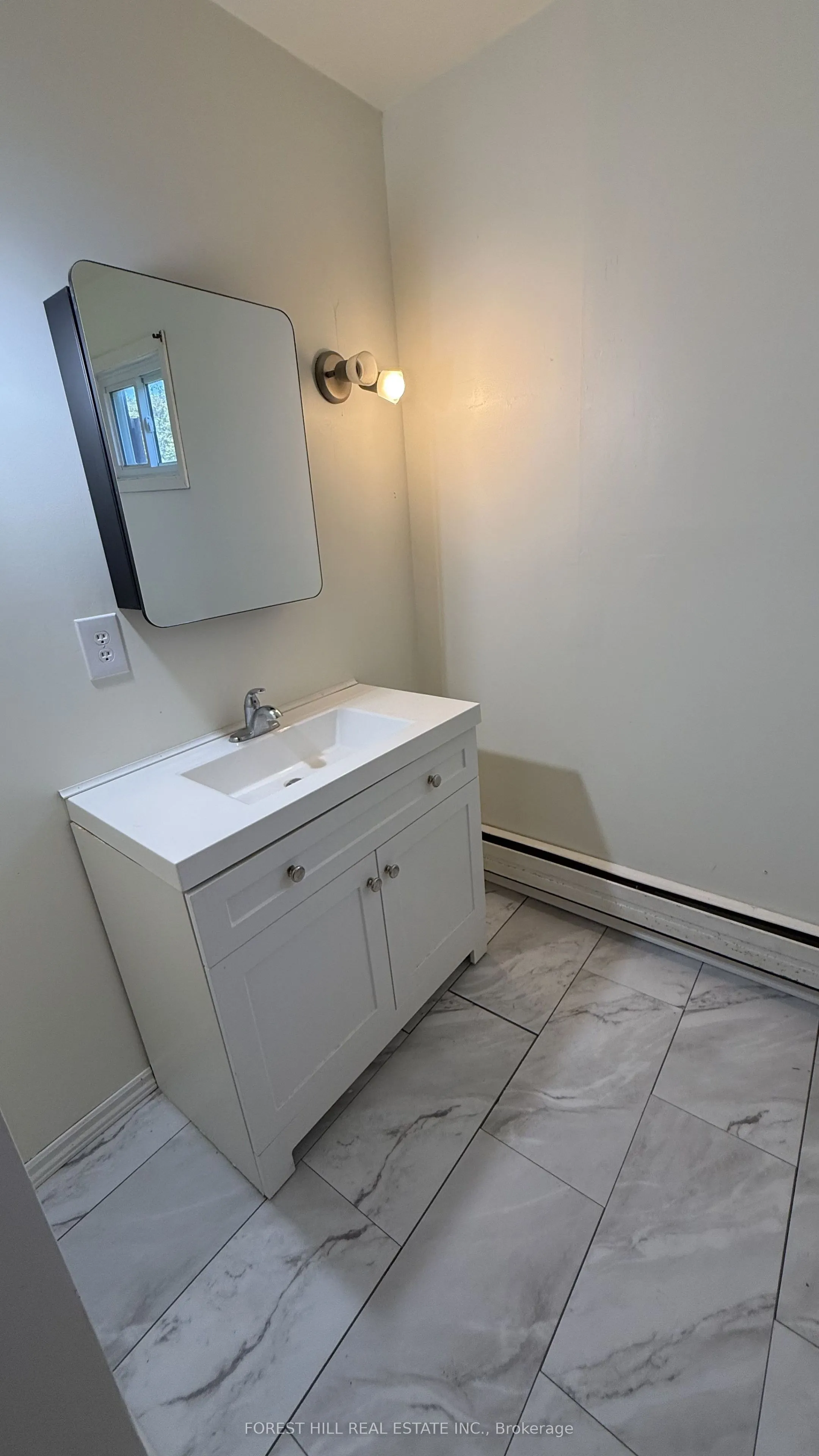 435 Main Street W