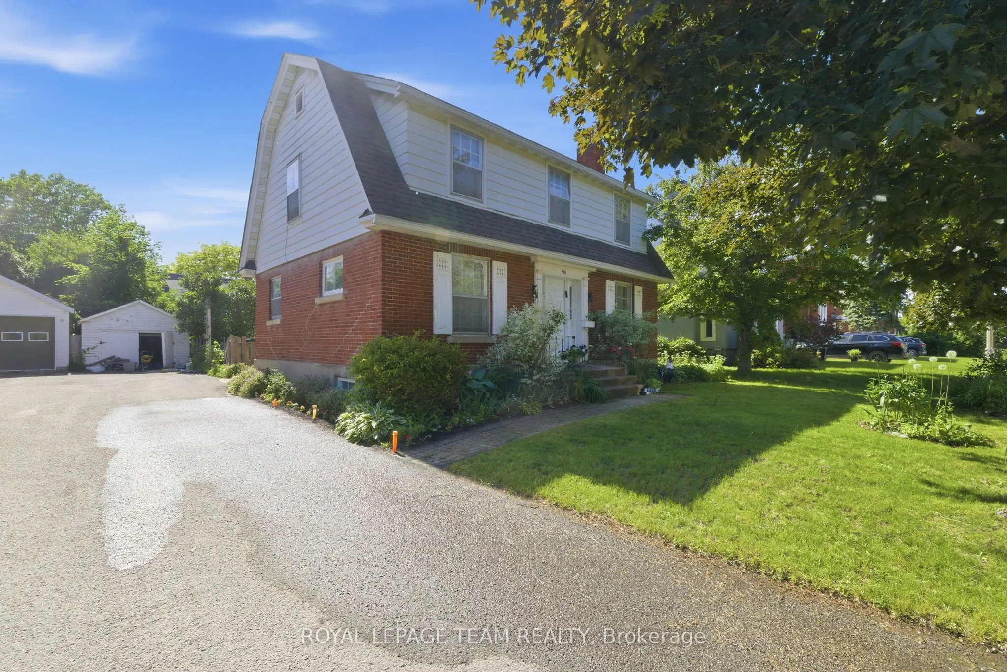 416 Tweedsmuir Avenue