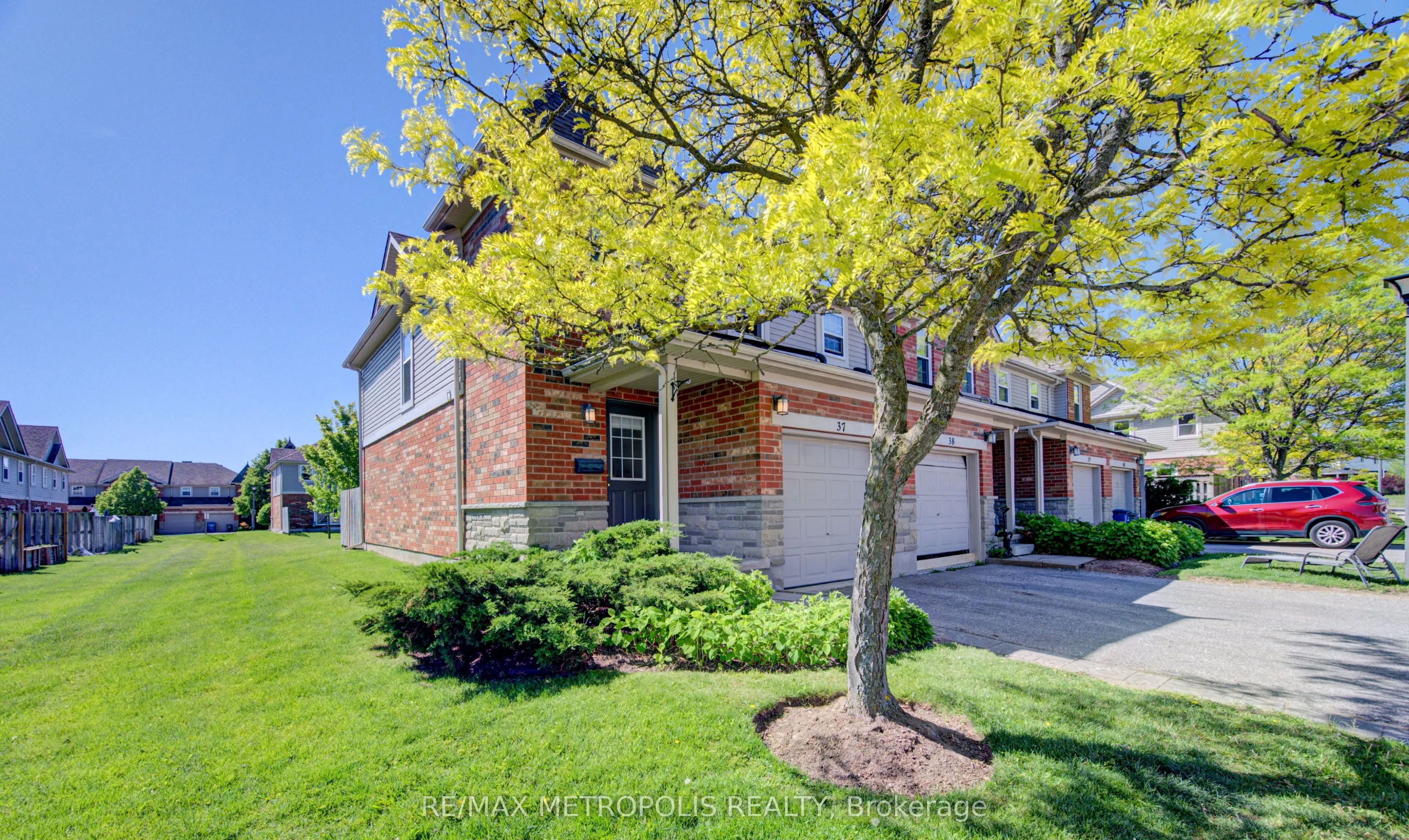 124 GOSLING Gardens #37