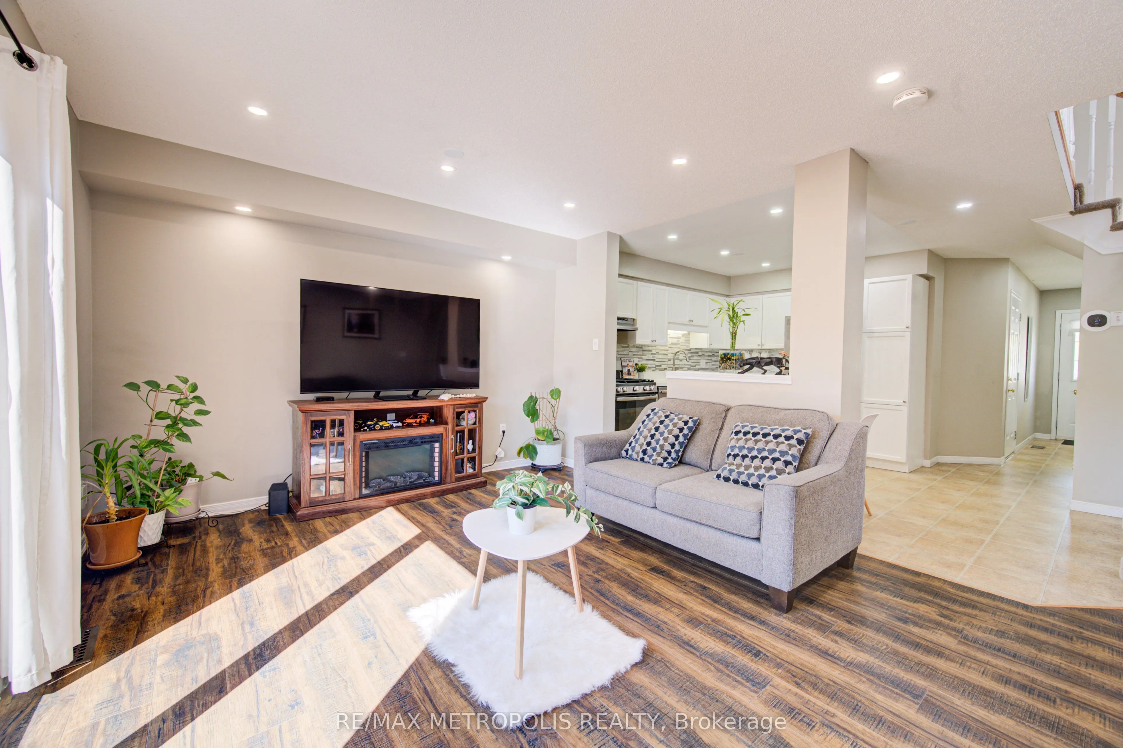 124 GOSLING Gardens #37
