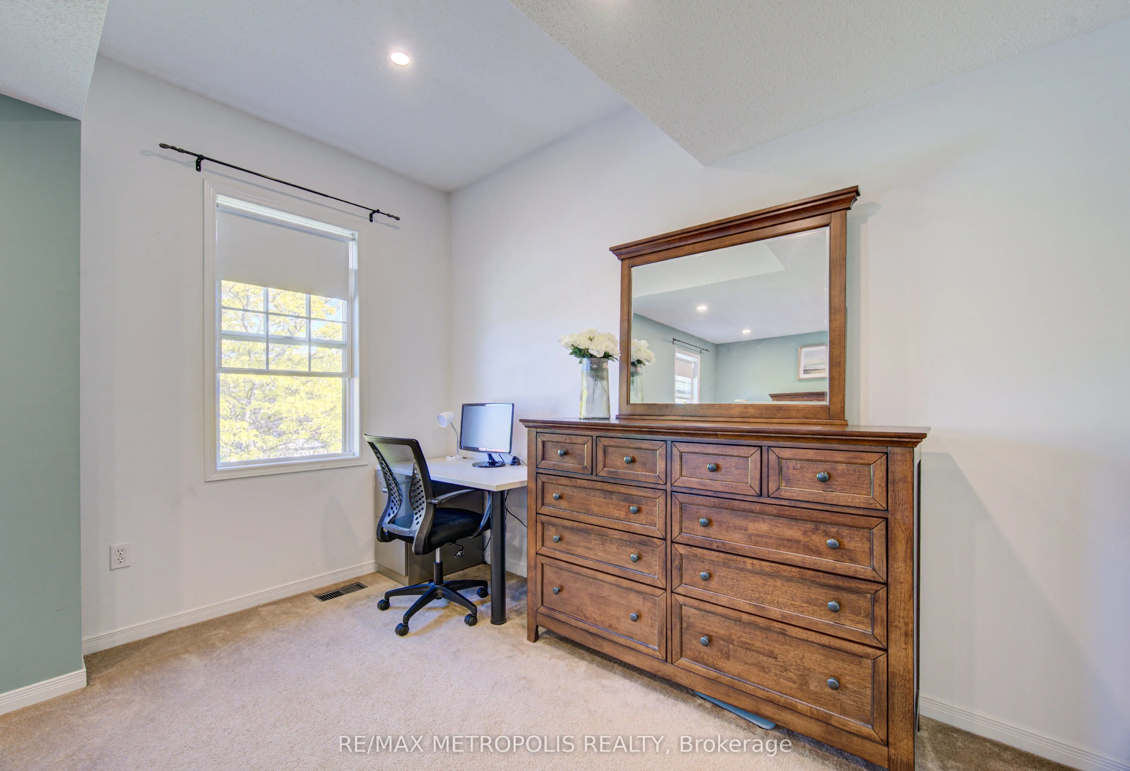 124 GOSLING Gardens #37