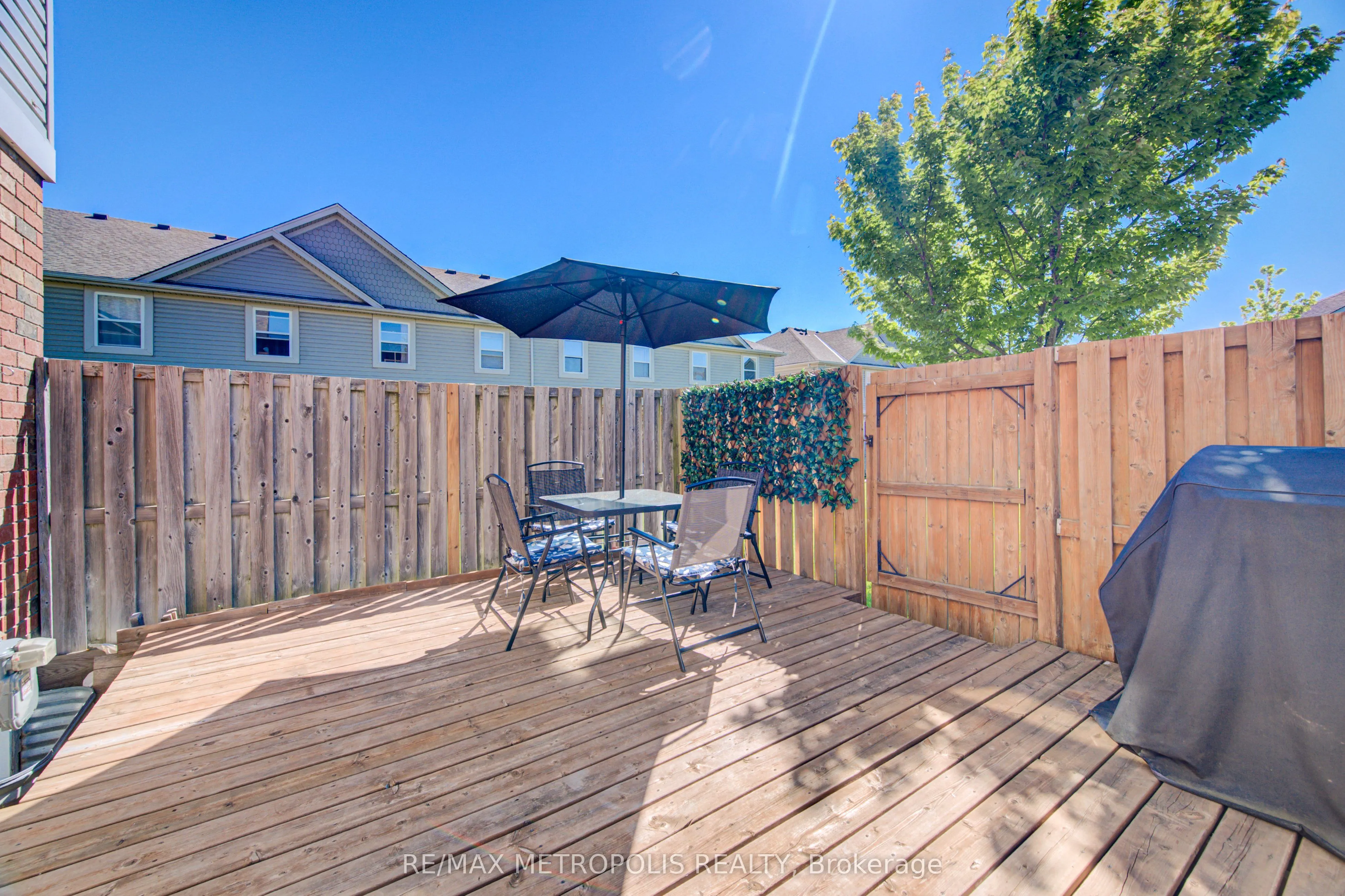 124 GOSLING Gardens #37