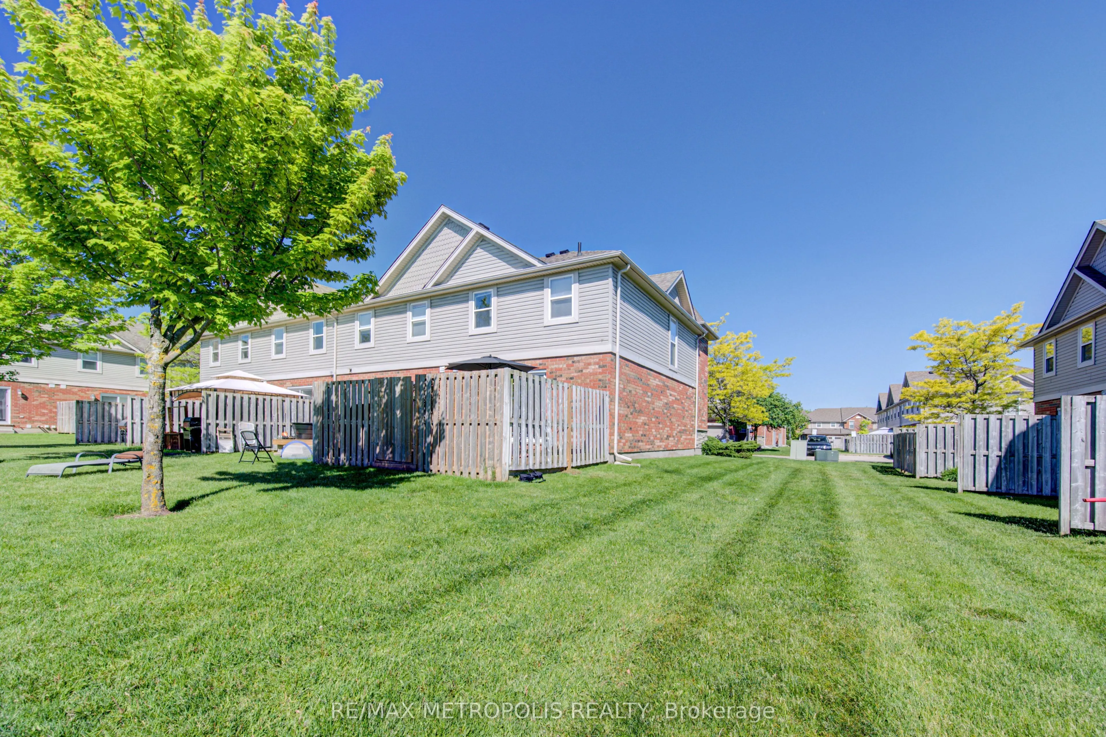 124 GOSLING Gardens #37