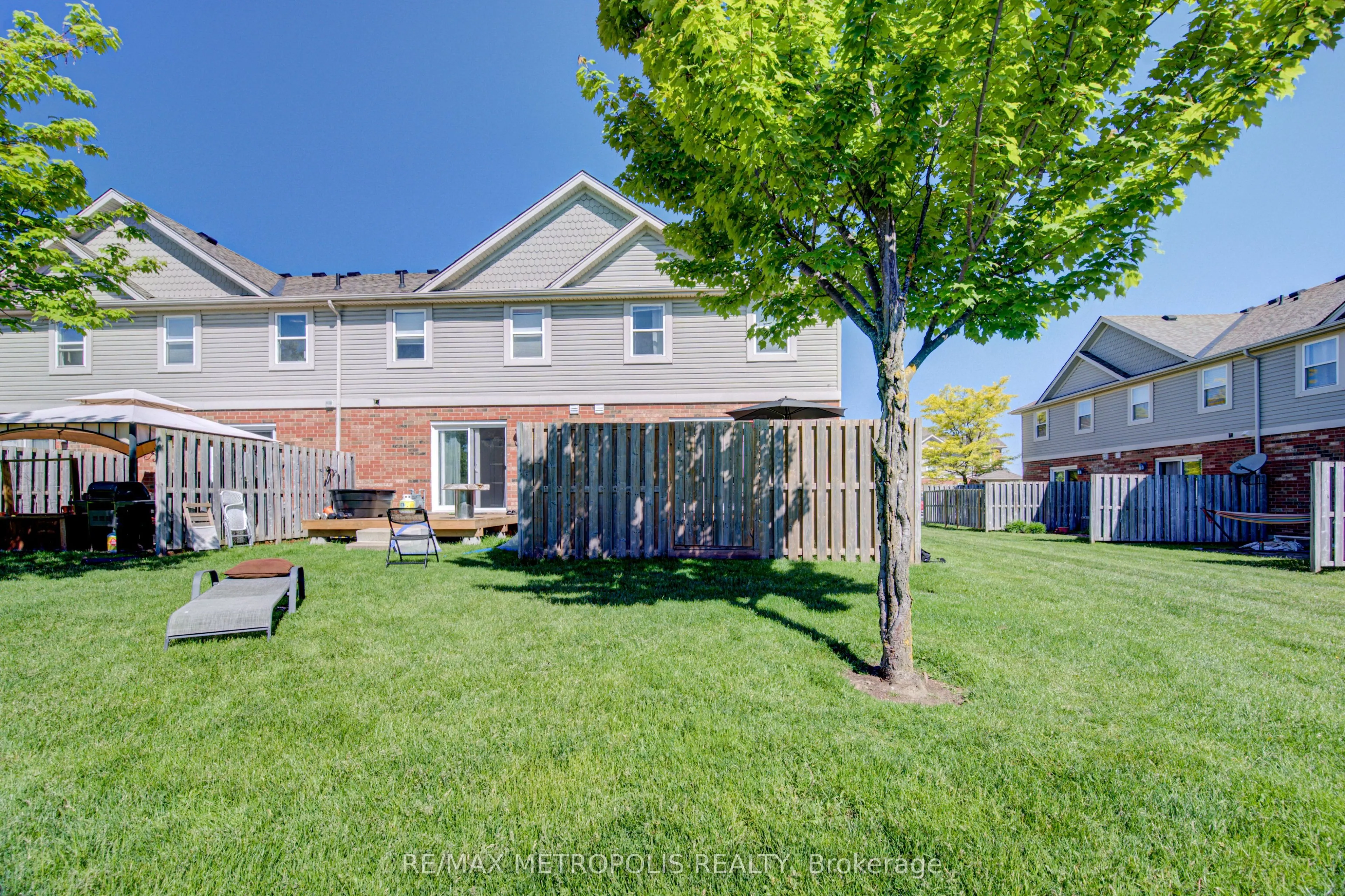124 GOSLING Gardens #37