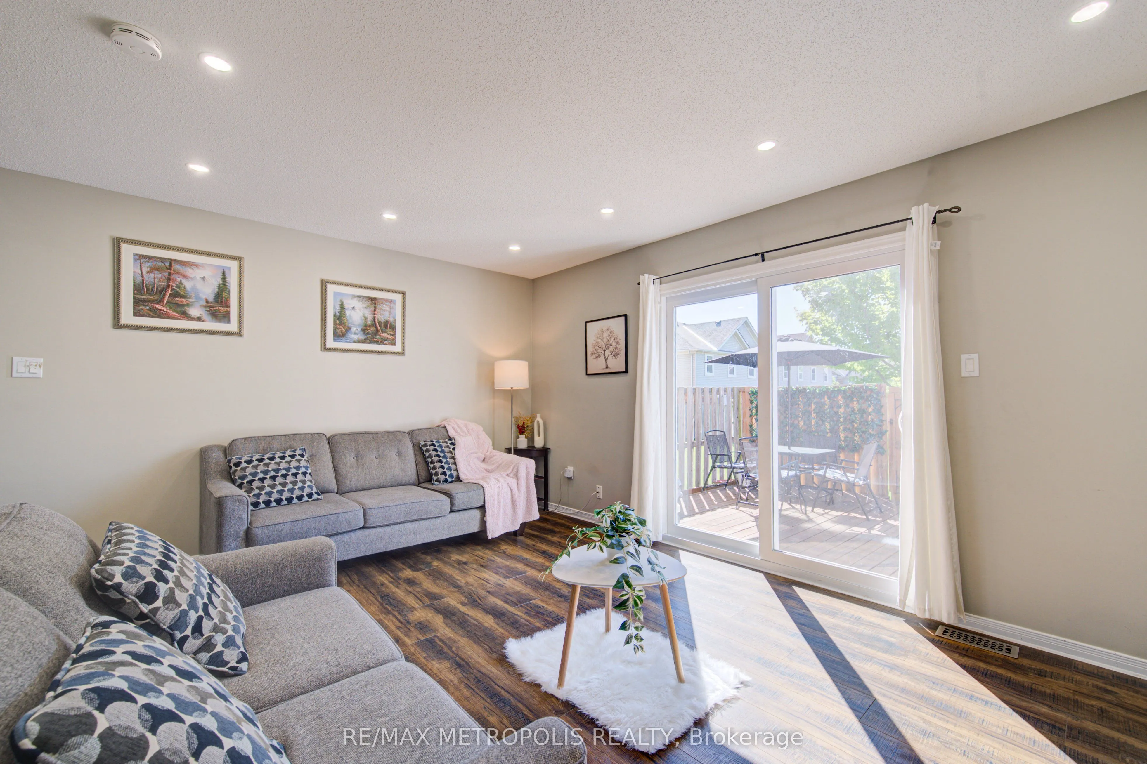 124 GOSLING Gardens #37