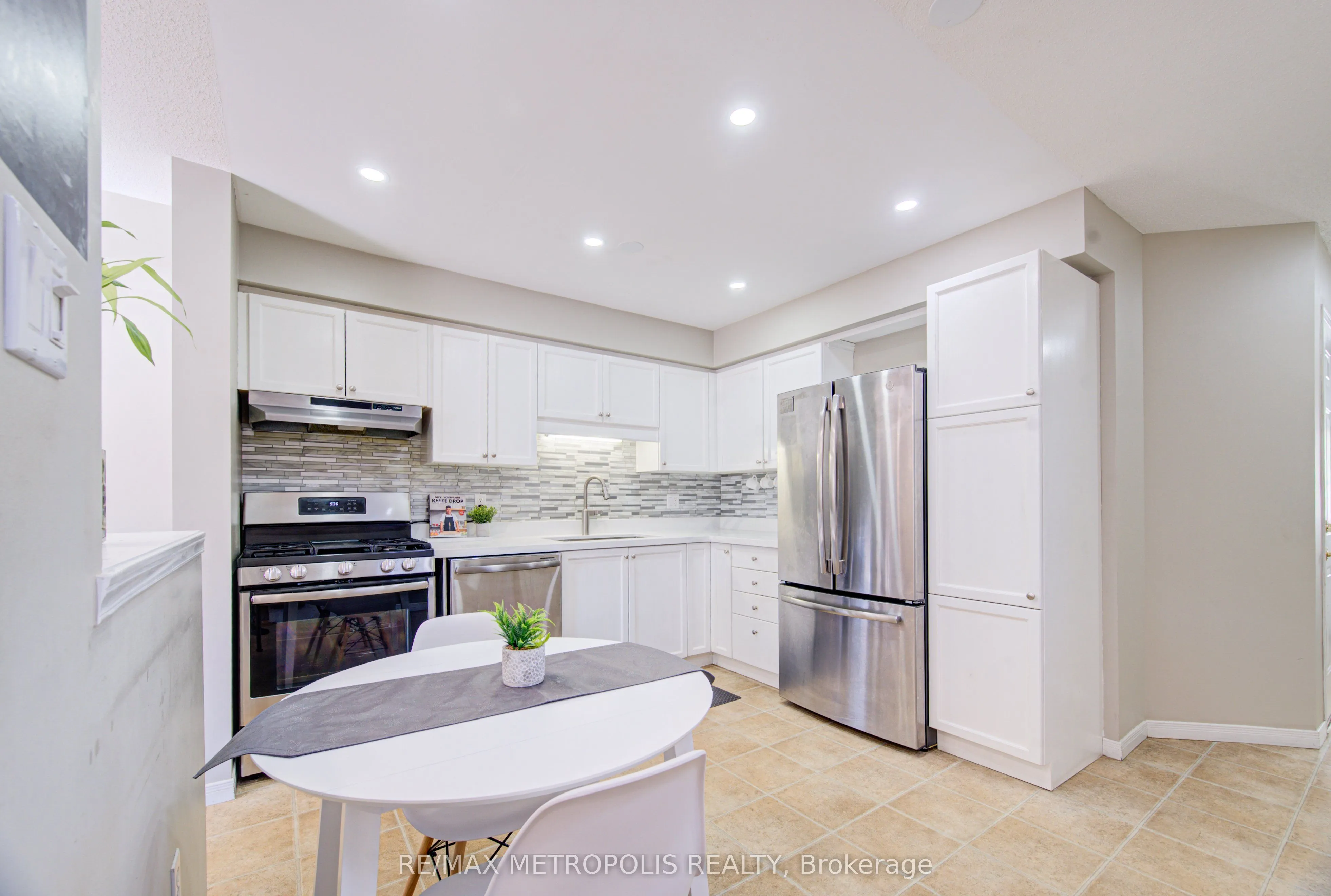 124 GOSLING Gardens #37