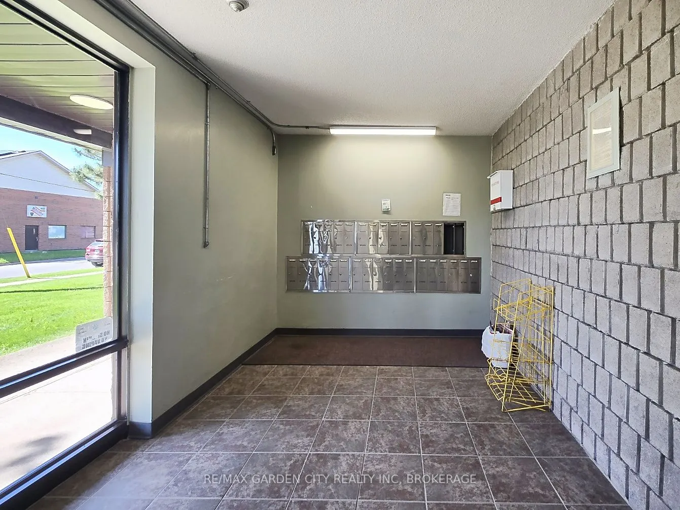 72 Main Street E #211